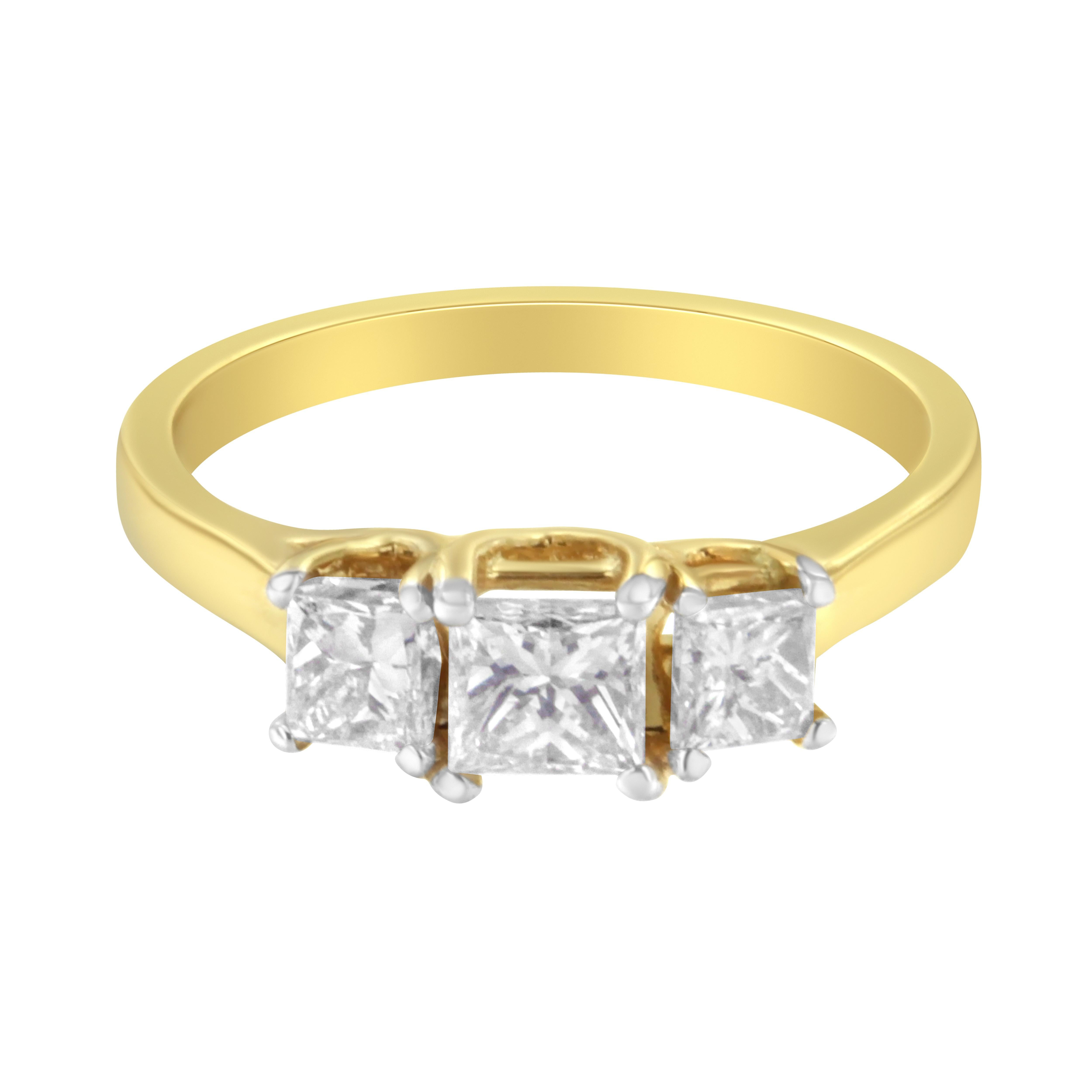 Moderne Bague à trois pierres en or jaune 10K avec diamant taille princesse de 1,0 carat en vente