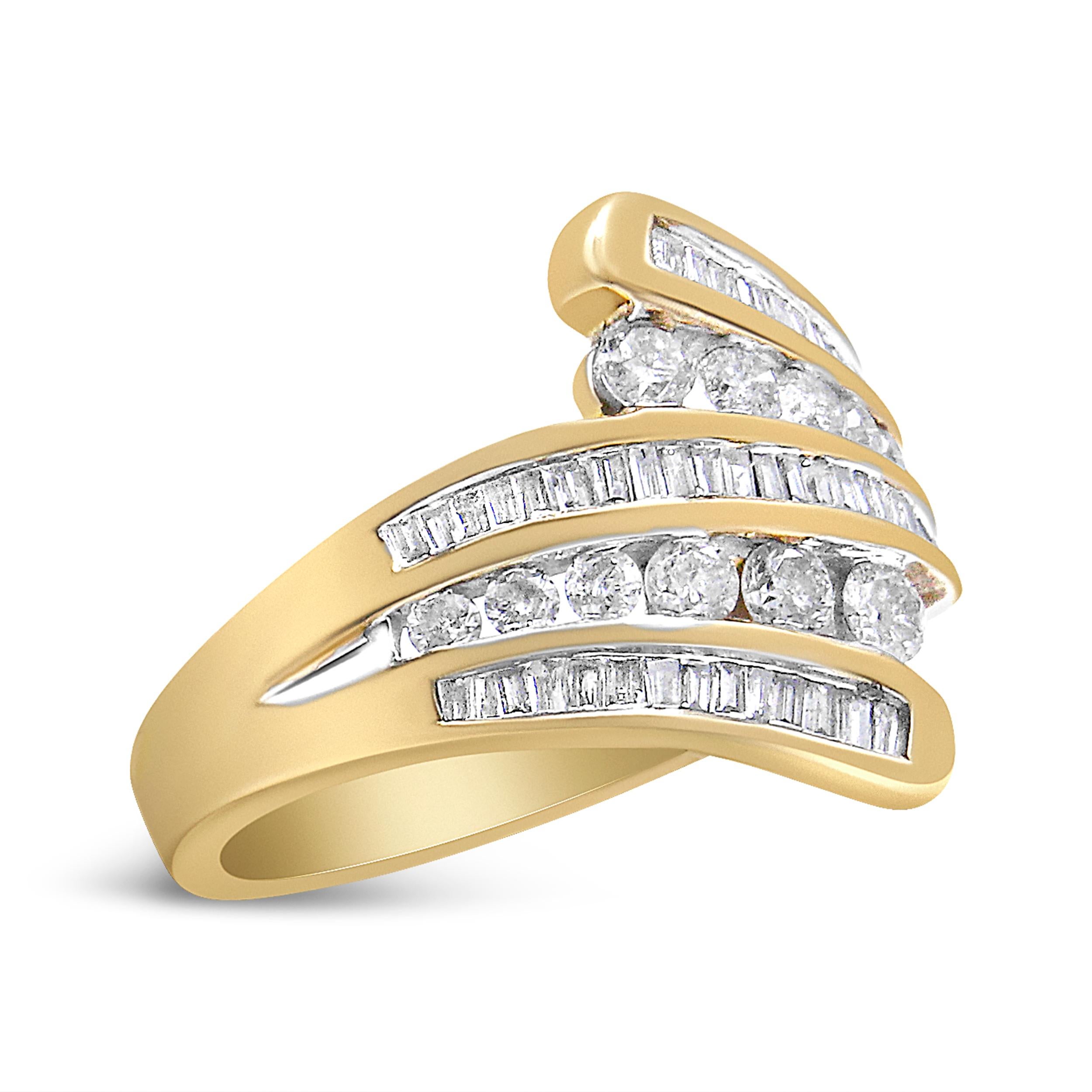 Cette bague en diamant est conçue pour faire sensation. Dotée d'un design bypass à la silhouette asymétrique séduisante, cette bague massive est ornée de 63 diamants naturels ronds et baguettes sertis en canal, totalisant jusqu'à 1 cttw. La