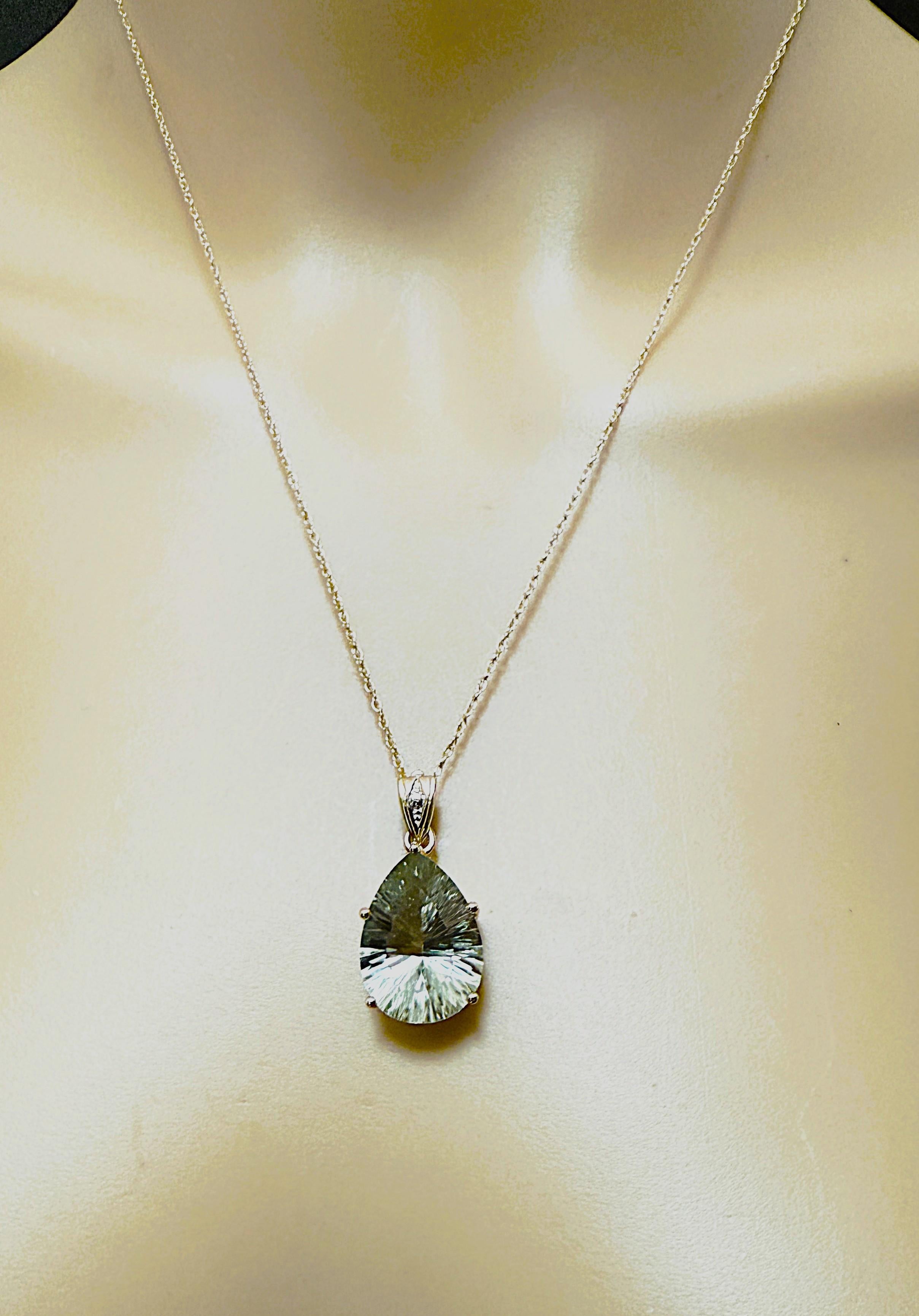 10k Gelbgold 10,21 Karat Prasiolith & Diamant-Anhänger w 14k Gelbgold Kette (Ovalschliff) im Angebot