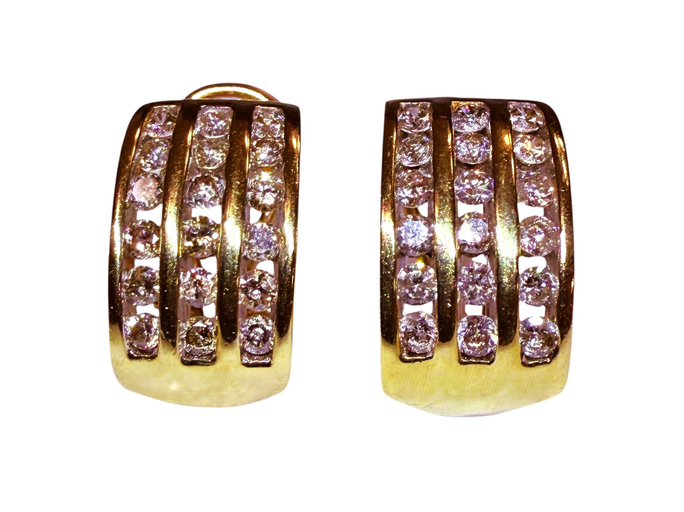 Ces boucles d'oreilles sont tout simplement magnifiques !  Elles sont en or jaune 10k et chaque boucle d'oreille est ornée de 18 diamants taille brillant mesurant 2 mm et faisant 0,54 carats sur chaque boucle d'oreille pour un total de 1,08 carats.