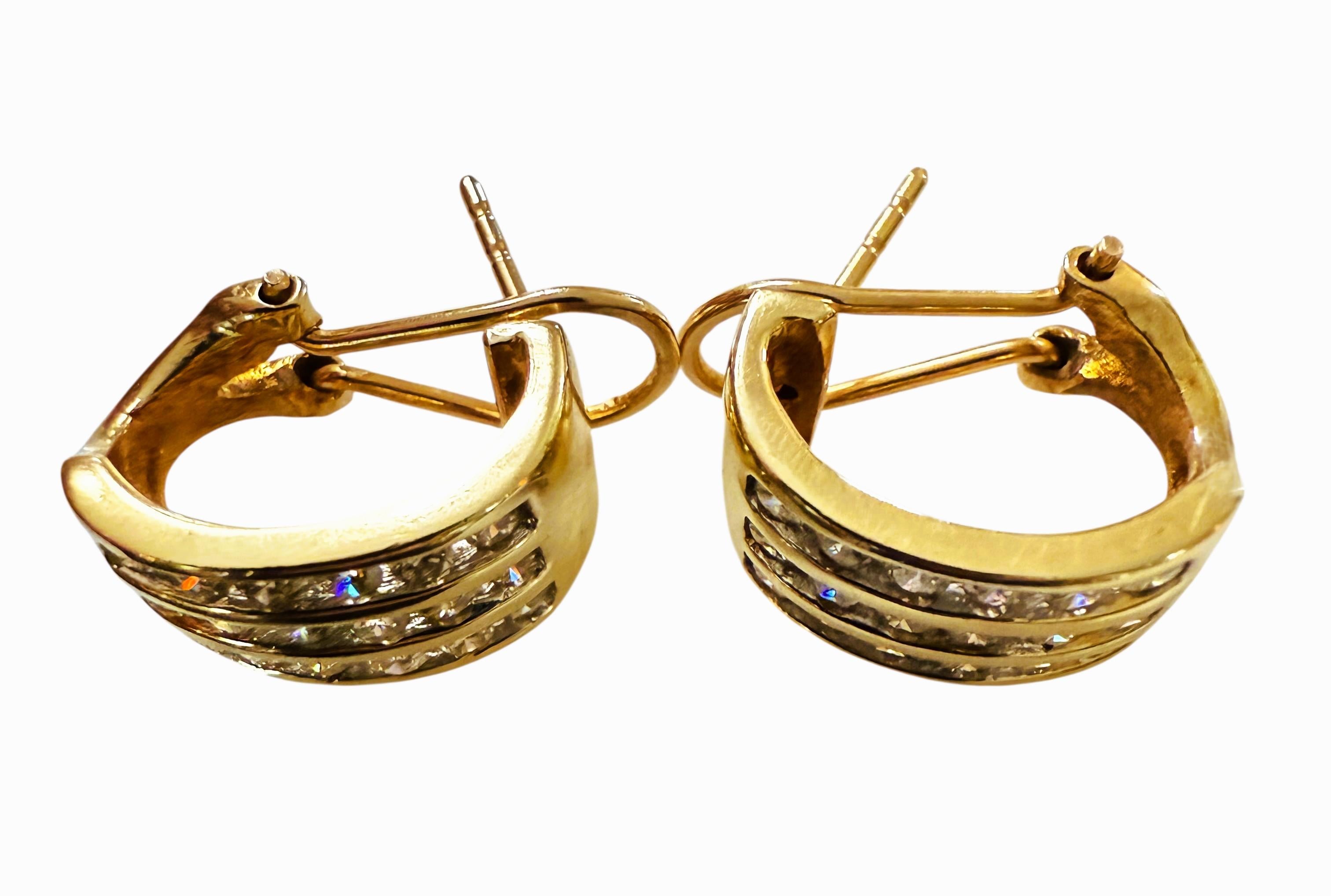 Boucles d'oreilles en or jaune 10k 1.08 carat ZEI 3 Row Half Hoop Diamond Omega Clip Earrings Pour femmes en vente