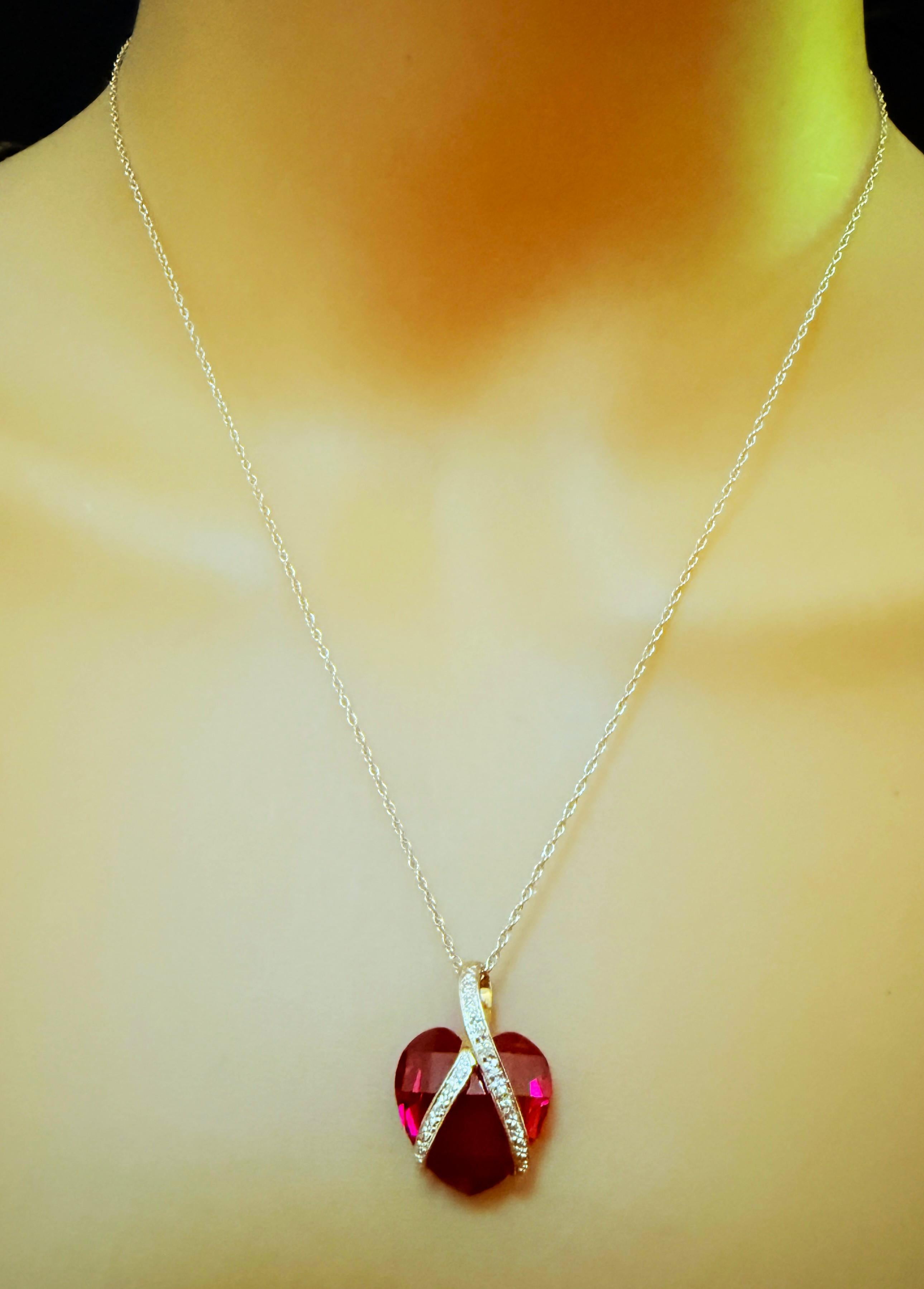 Ce collier est vraiment très joli et ferait un très beau cadeau pour quelqu'un que vous aimez.  Il s'agit d'un magnifique rubis taillé en damier qui mesure 15,5 x 16 x 7,7 mm.  Il mesure 12 carats et est entouré d'une boucle en or jaune 10k et