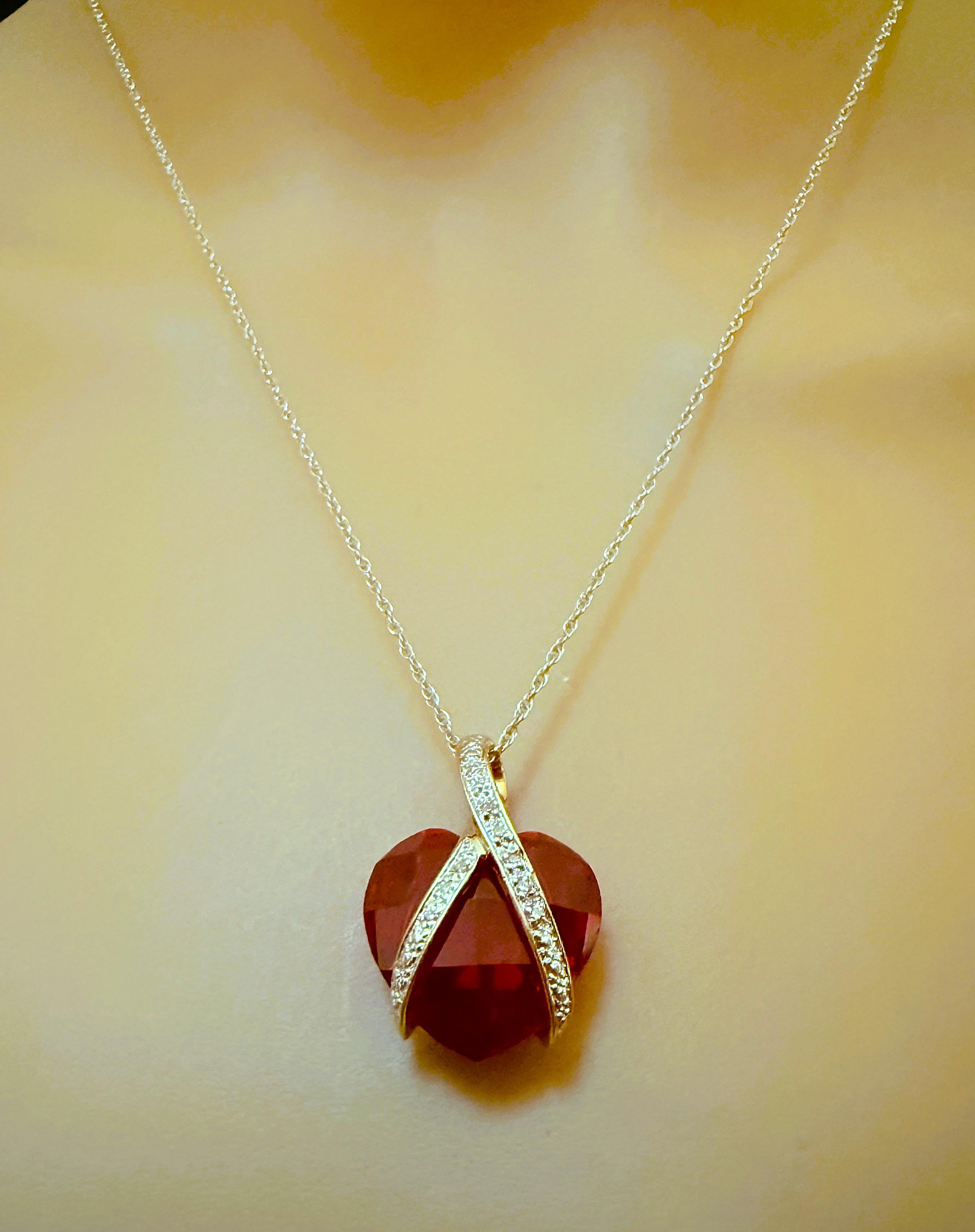 Art déco Collier pendentif en or jaune 10k 12 carats rubis et diamants sur chaîne en or blanc 14k en vente