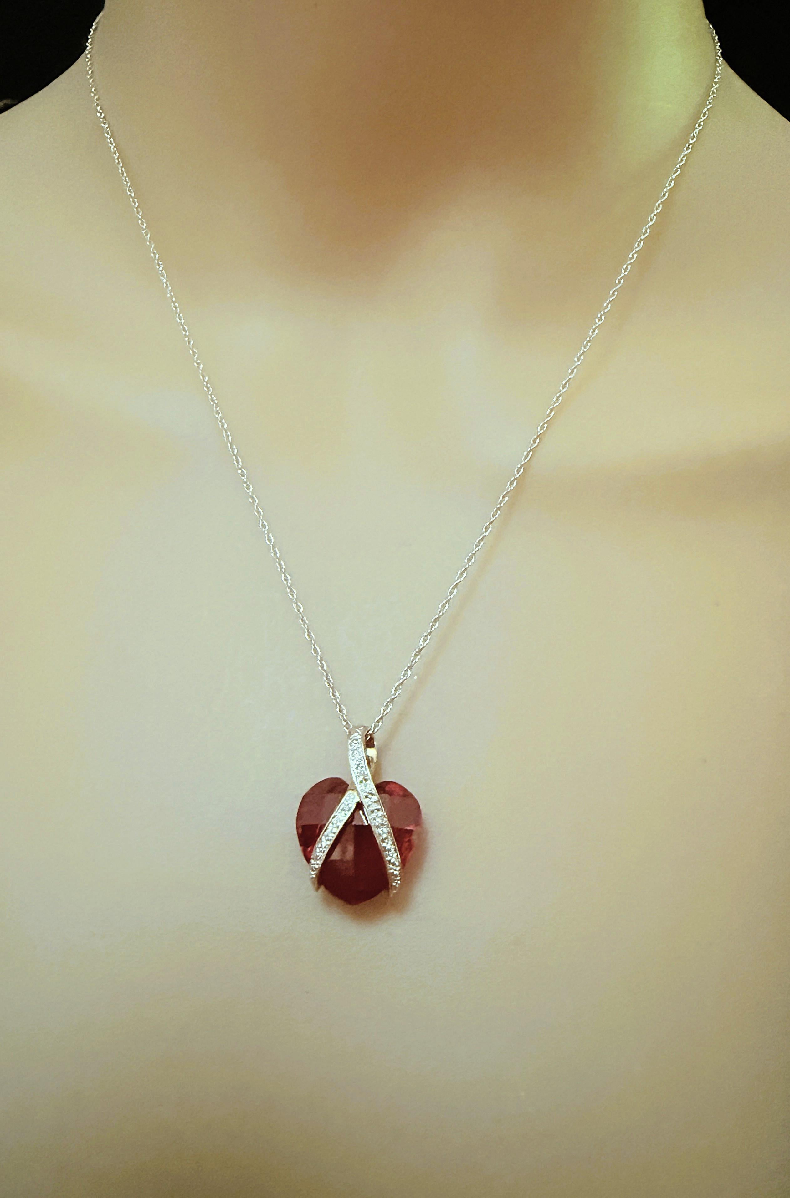 Taille ovale Collier pendentif en or jaune 10k 12 carats rubis et diamants sur chaîne en or blanc 14k en vente