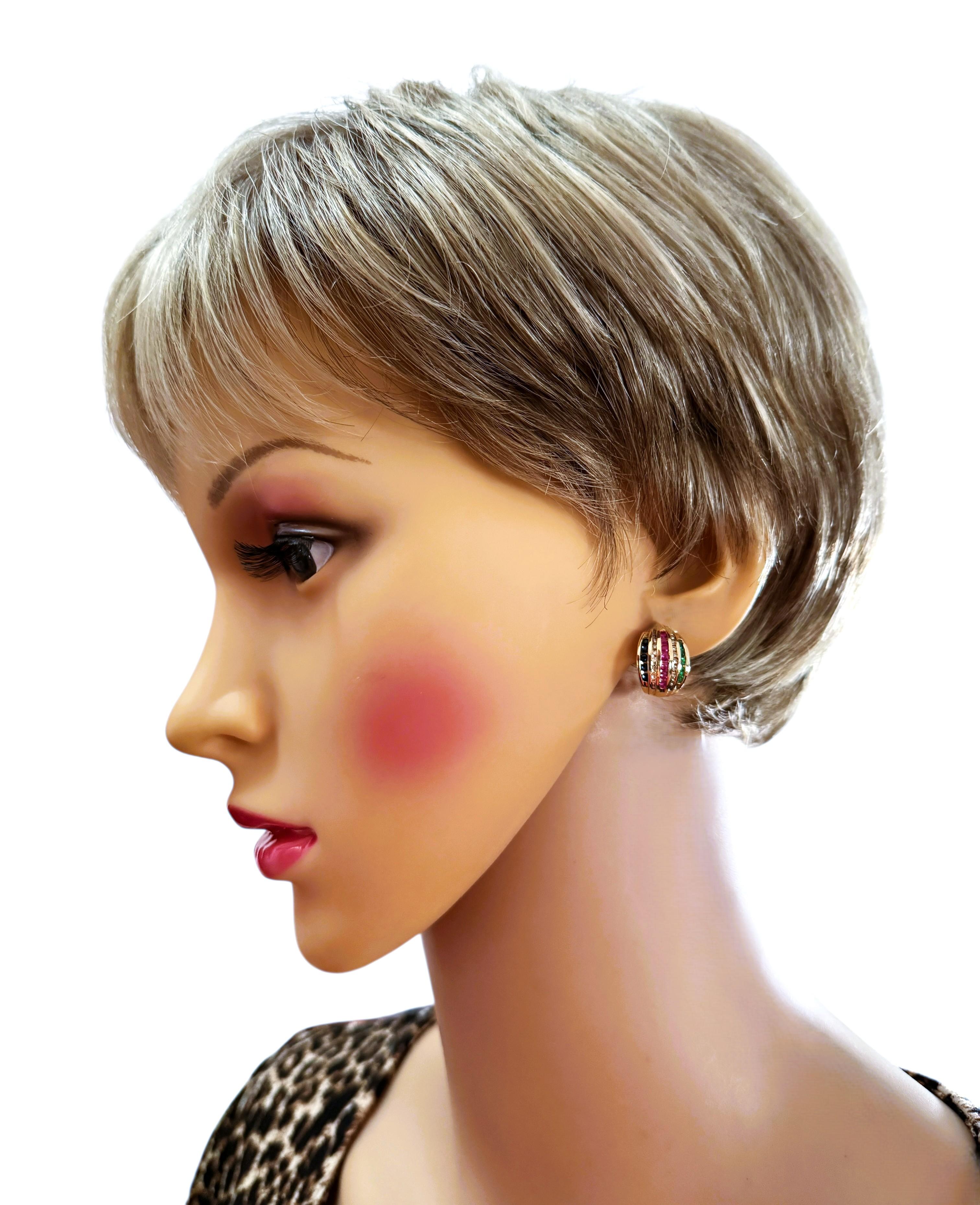 Questi orecchini sono semplicemente bellissimi!  Sono in oro giallo 10k e ogni orecchino ha 16 diamanti taglio brillante da 1,3 mm, 5 zaffiri da 1,7 mm, 5 smeraldi da 1,9 mm e 7 rubini da 2,0 mm.  Complessivamente, il totale è di 0,60 carati per