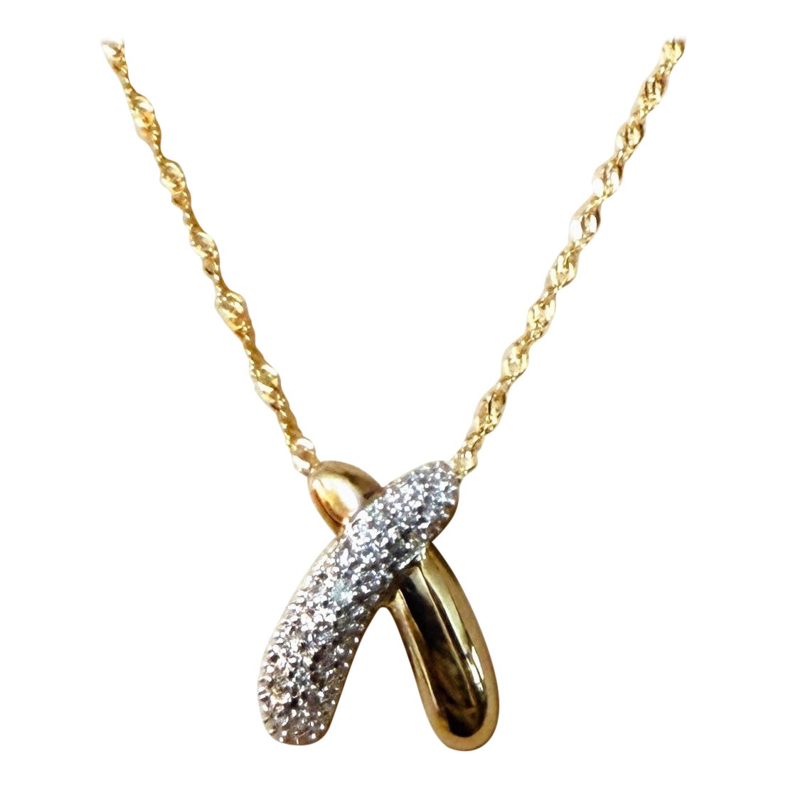 Ciondolo a croce in oro giallo 10k con diamante da 0,15 carati e catena italiana da 14k, 18" in vendita