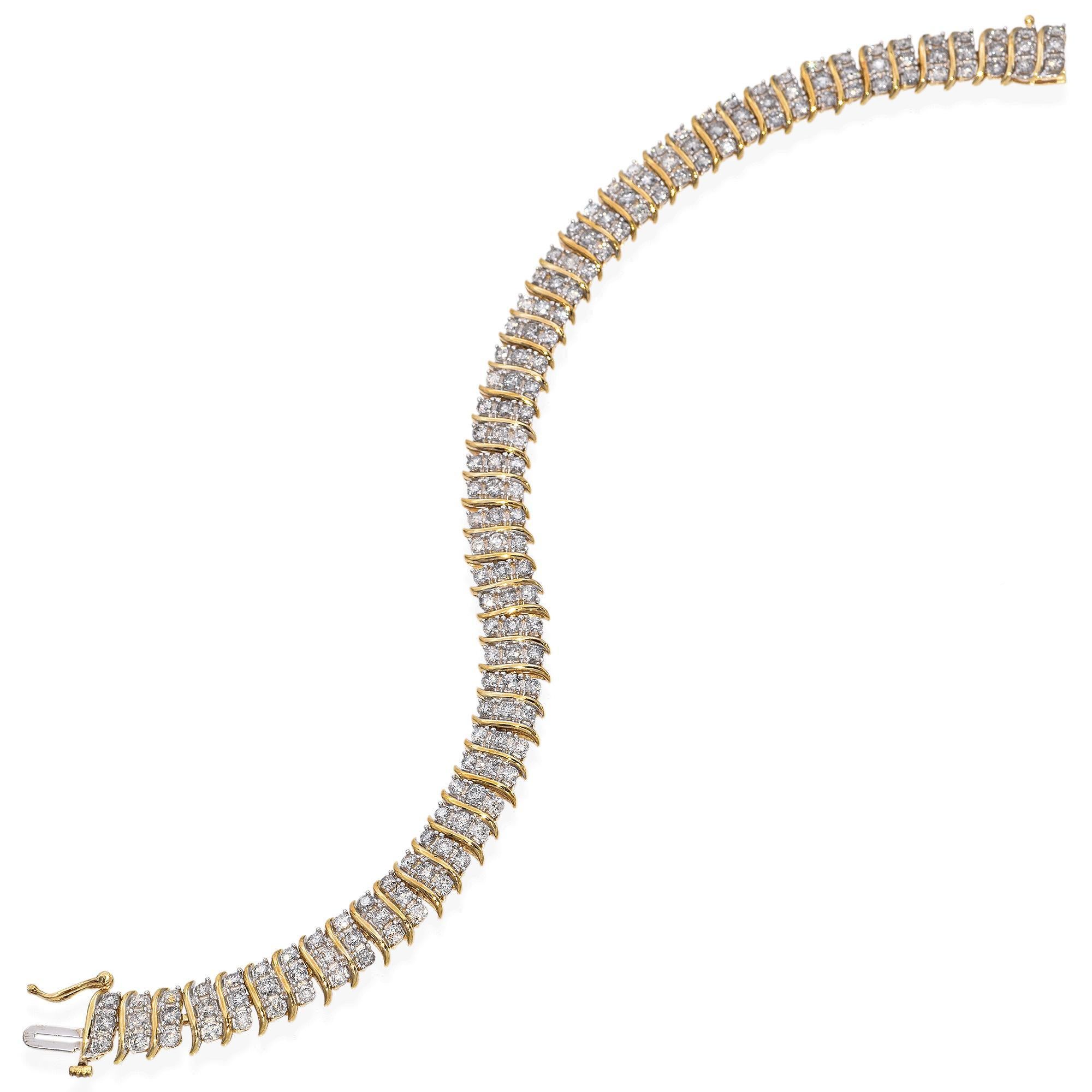 Confectionné en or jaune 10k, ce bracelet présente une série de diamants blancs ronds méticuleusement sertis sur la longueur, créant un éclat continu qui accroche magnifiquement la lumière.

Poids : 14,4 grammes
Pierre : diamant de 1,62 TCW (2 mm,
