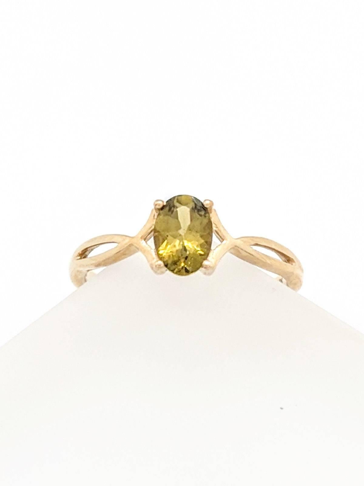 Contemporary 10 Karat Yellow Gold 1 Carat Peridot Ring