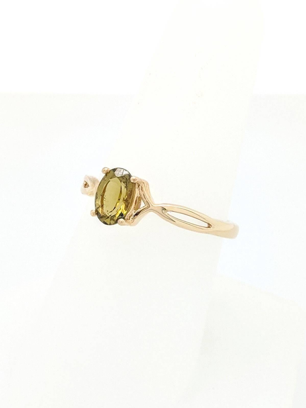 10 Karat Yellow Gold 1 Carat Peridot Ring In Excellent Condition In Gainesville, FL