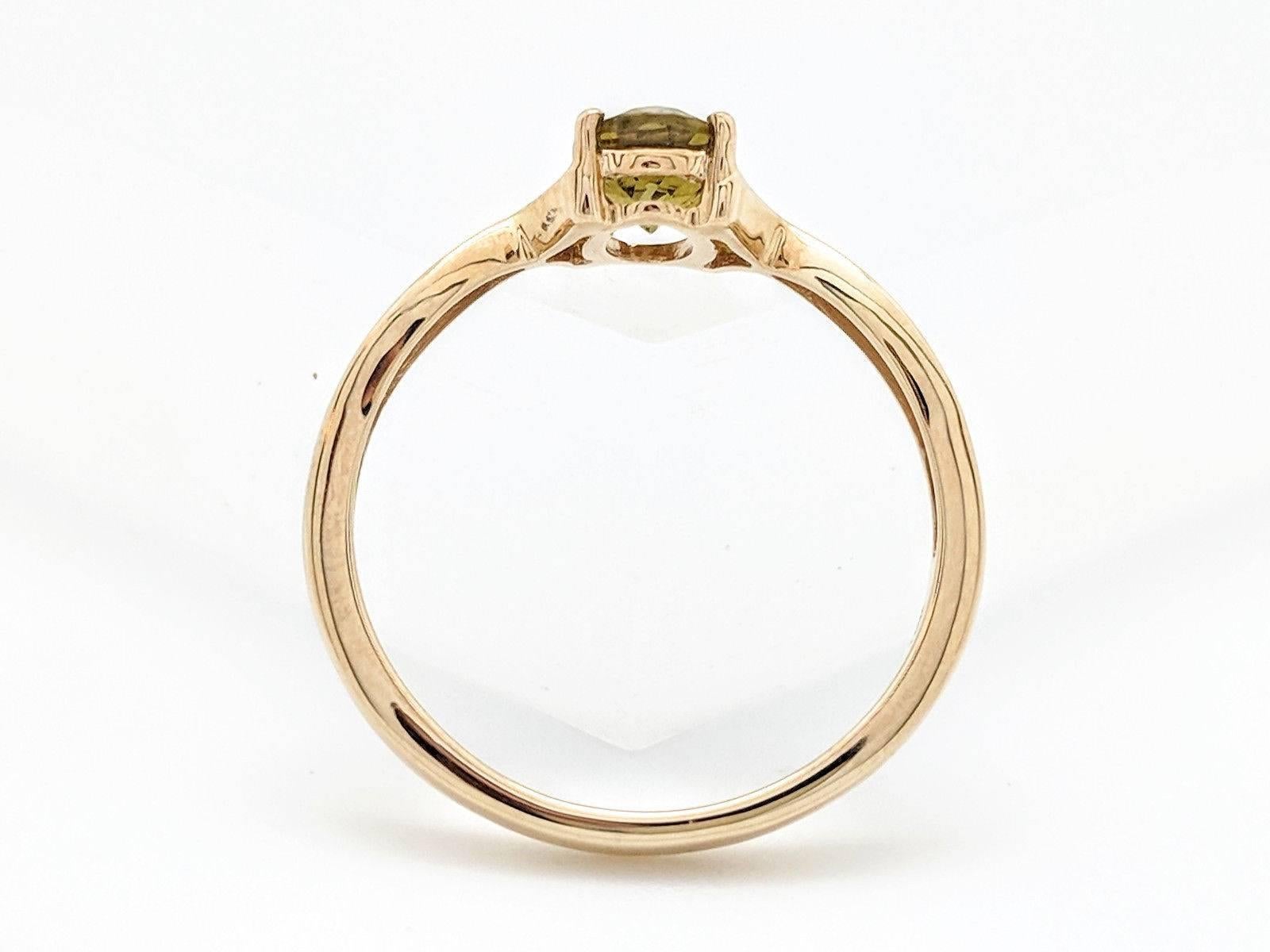 Women's or Men's 10 Karat Yellow Gold 1 Carat Peridot Ring