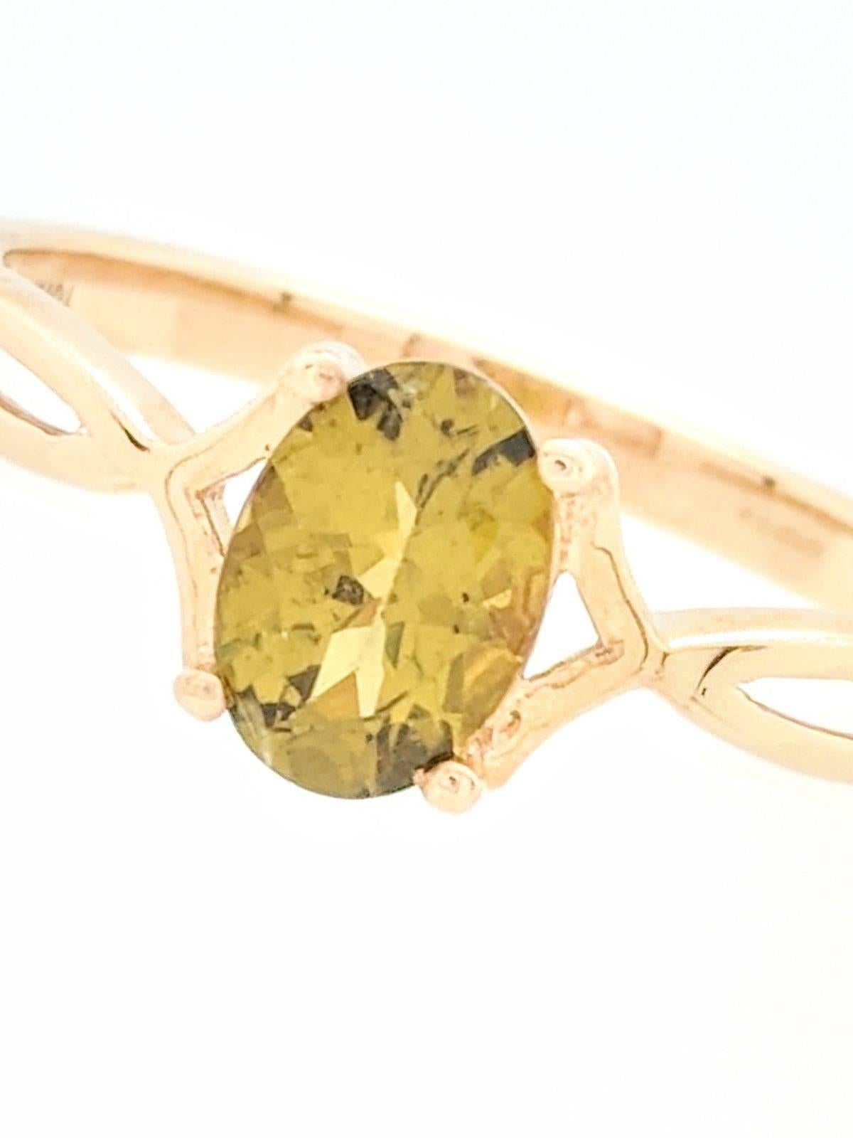  Ladies 10k Yellow Gold 1ct Peridot Ring Size 8

You are viewing a Beautiful Ladies Peridot Ring. This ring is crafted from 10k yellow gold and weighs 2.1 grams.  It features one (1) 1ct oval synthetic peridot which is individually prong set.