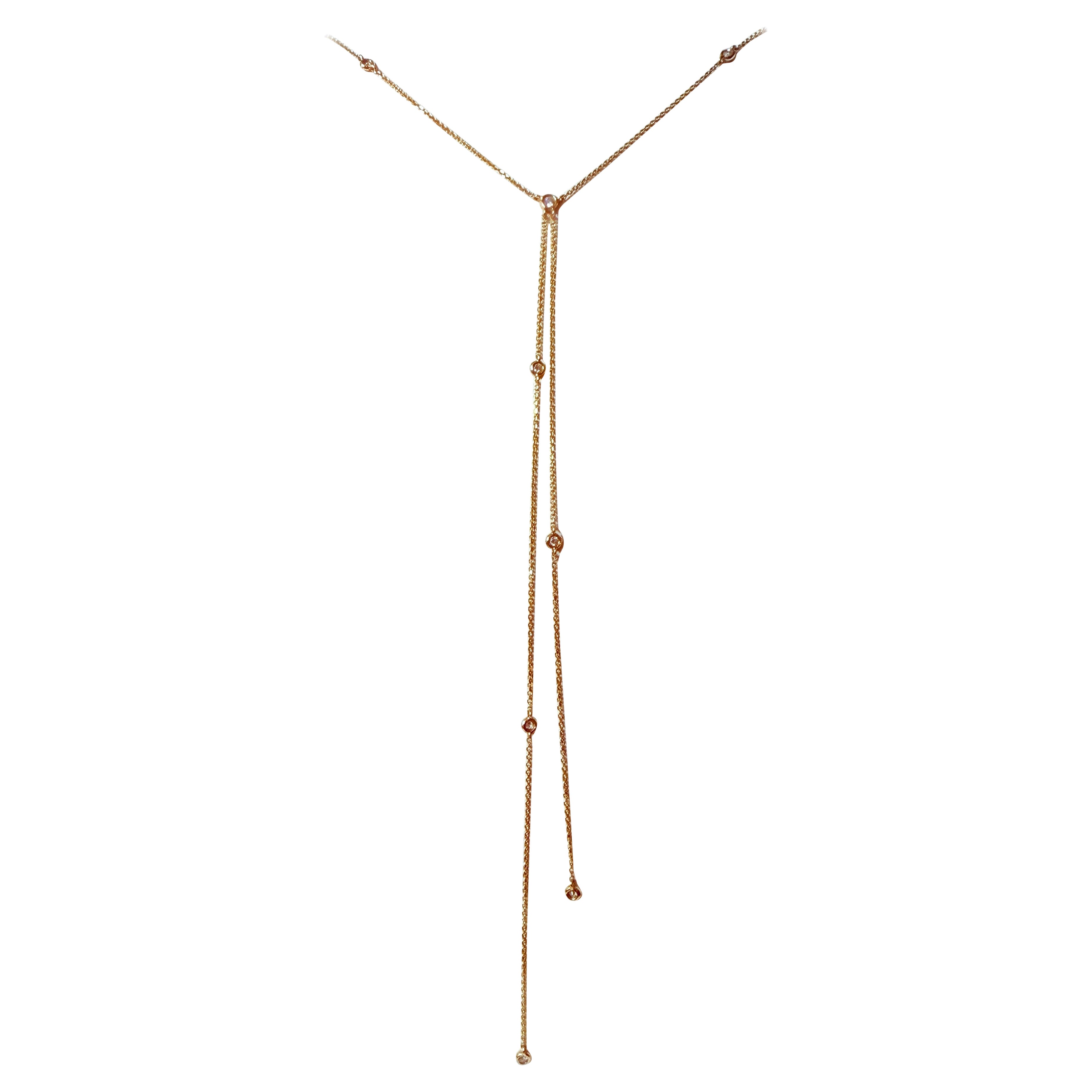 Ce collier est tout simplement magnifique.  C'est tout simplement très sexy et sensuel.  Le collier est en or jaune 10k et comporte 10 saturnes en diamant de 1,7 mm placés stratégiquement en stations sur la chaîne.  La chaîne est réglable, et la