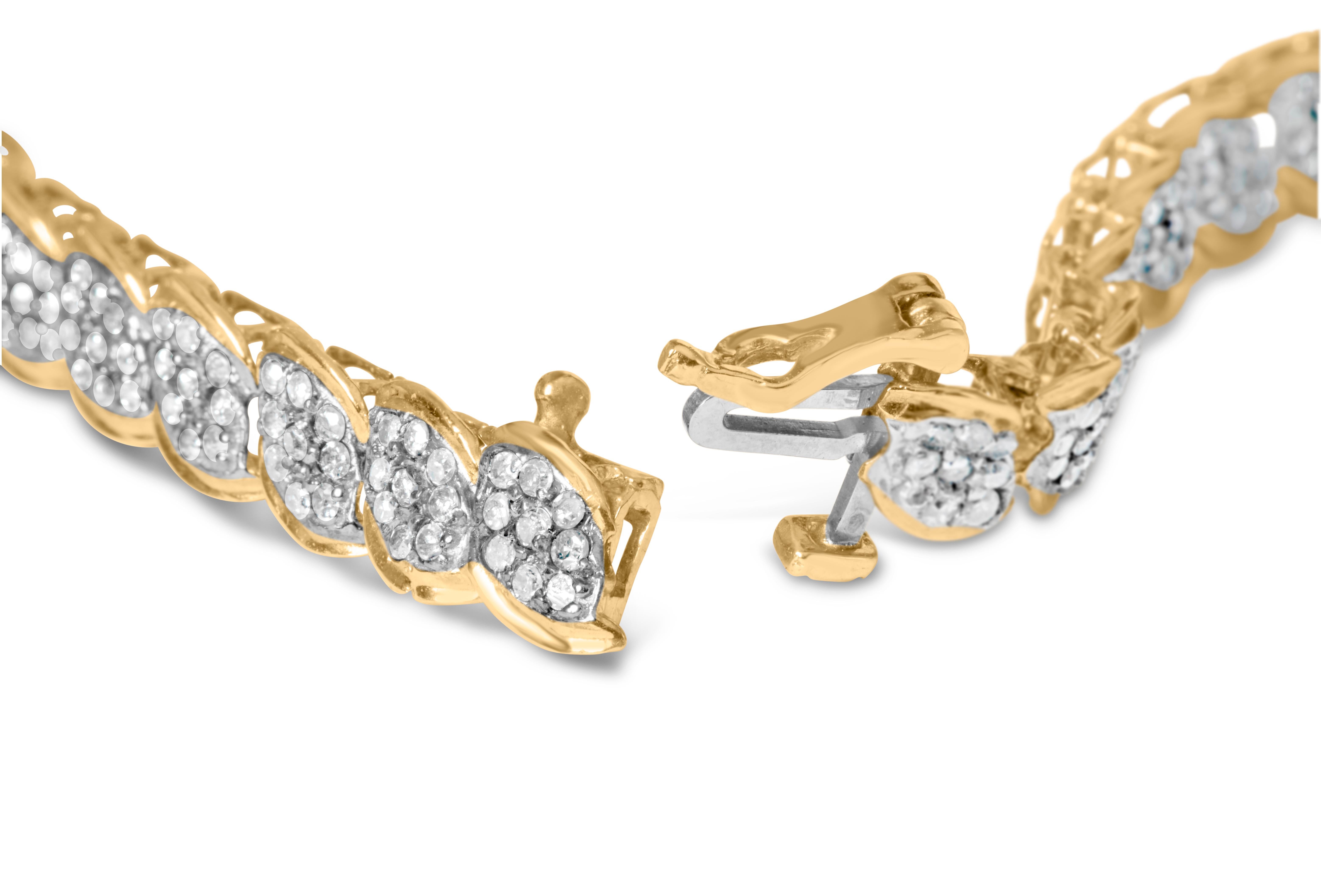 Gönnen Sie sich den Inbegriff von Eleganz mit unserem exquisiten Armband aus 10 Karat Gelbgold. Dieses fesselnde, perfekt gearbeitete Schmuckstück ist mit 306 natürlichen Diamanten im Rundschliff besetzt, die zusammen einen beeindruckenden Wert von