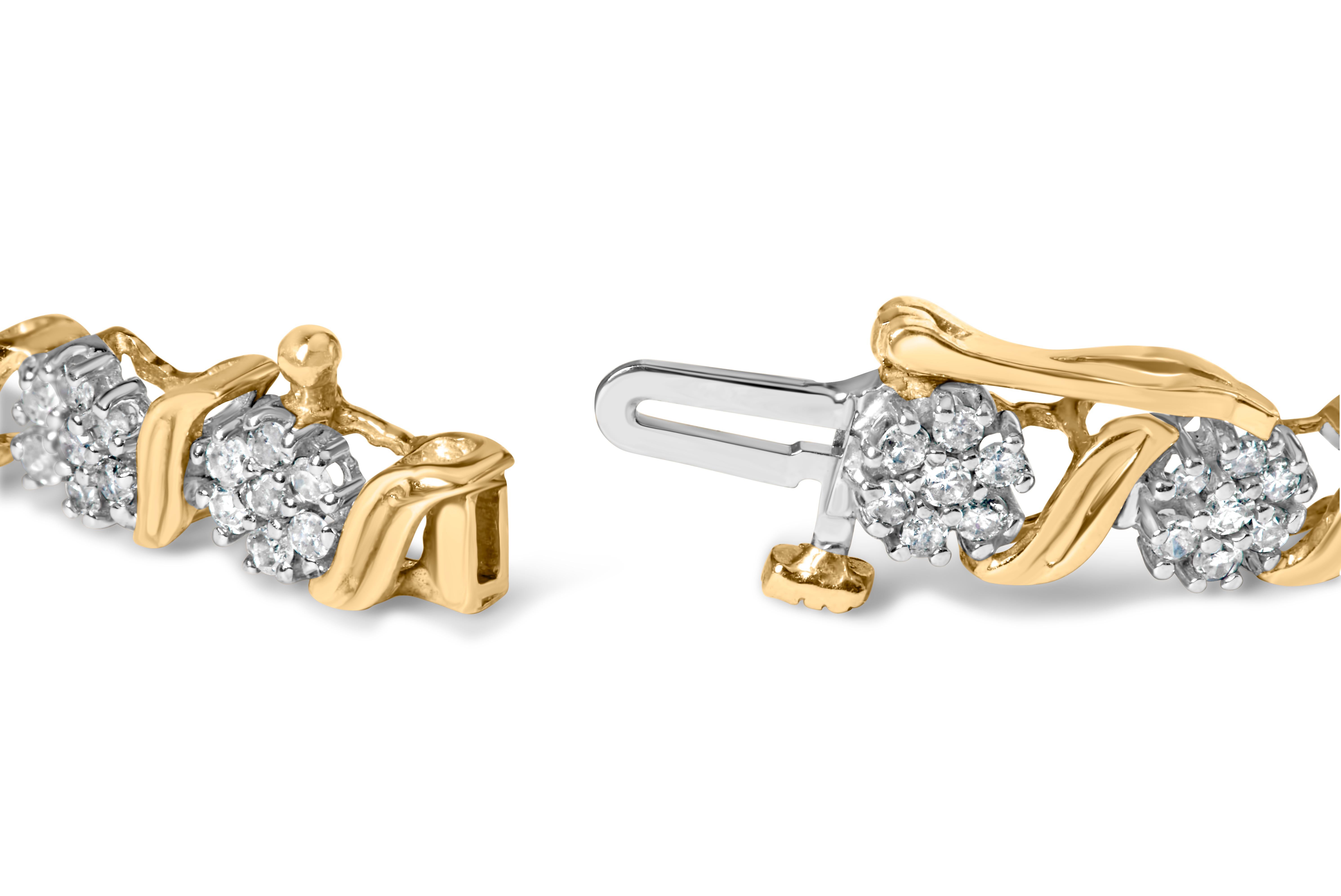 Voici un chef-d'œuvre éblouissant qui vous laissera bouche bée - un bracelet à maillons en S en or jaune 10K et diamants. Fabriquée avec amour et précision, cette pièce exquise présente une grappe envoûtante de 154 diamants naturels de taille ronde,
