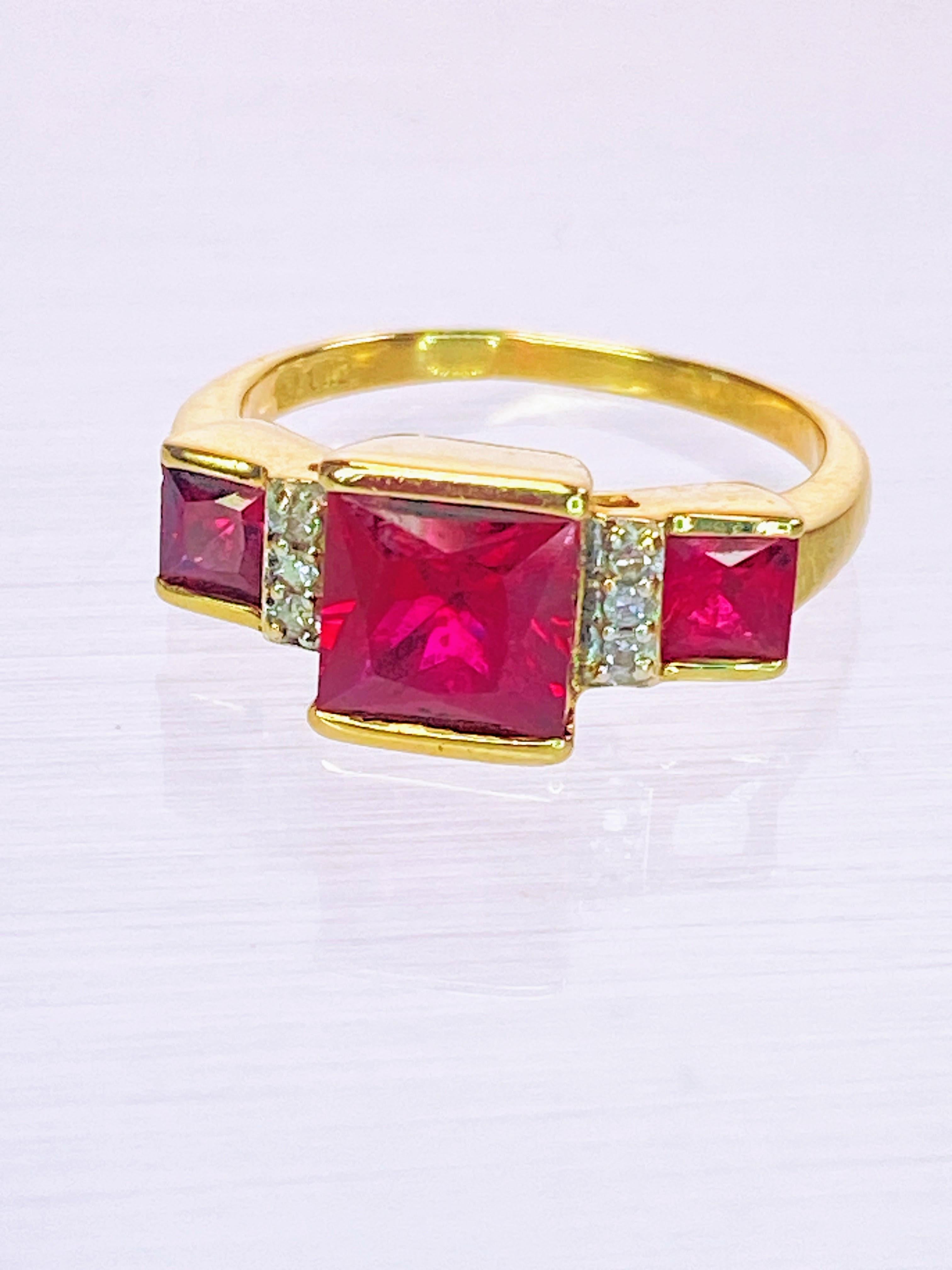 Bague carrée à 3 pierres en or jaune 10K, rubis et diamants de taille princesse de laboratoire Bon état - En vente à San Jacinto, CA