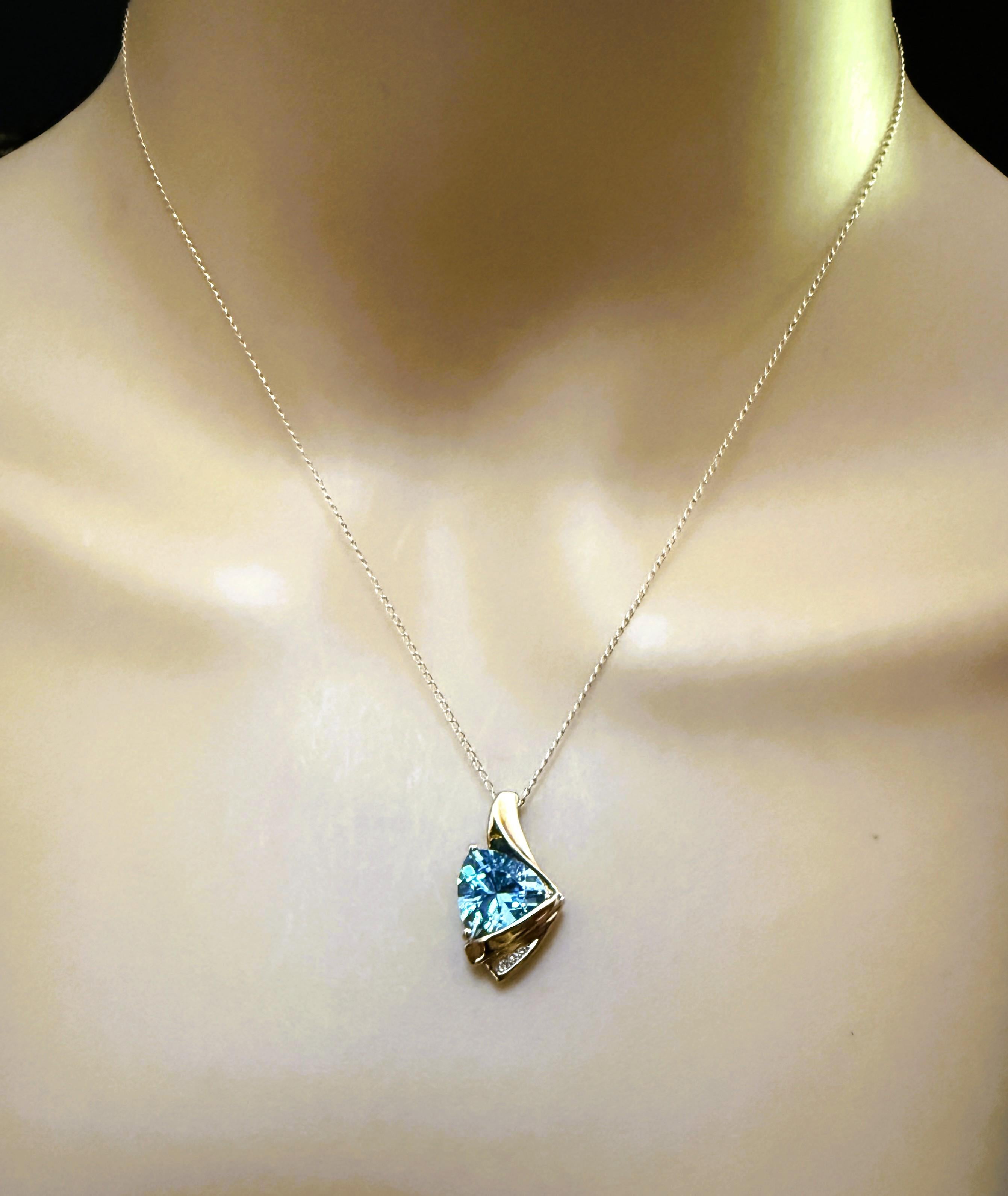 10k Gelbgold 3 Karat Blautopas mit Billionen-Schliff & Diamant-Anhänger Halskette (Art déco) im Angebot