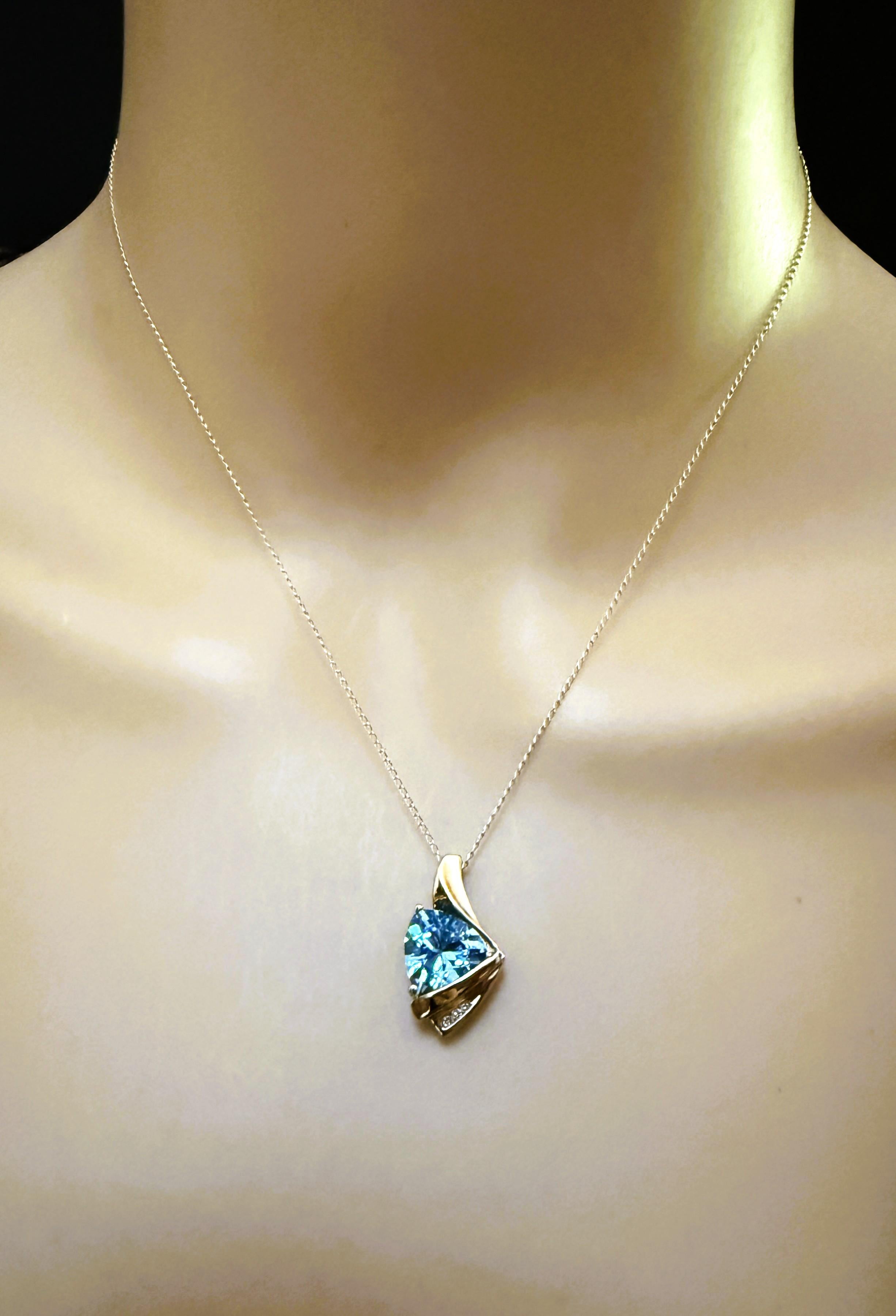10k Gelbgold 3 Karat Blautopas mit Billionen-Schliff & Diamant-Anhänger Halskette (Trillionschliff) im Angebot