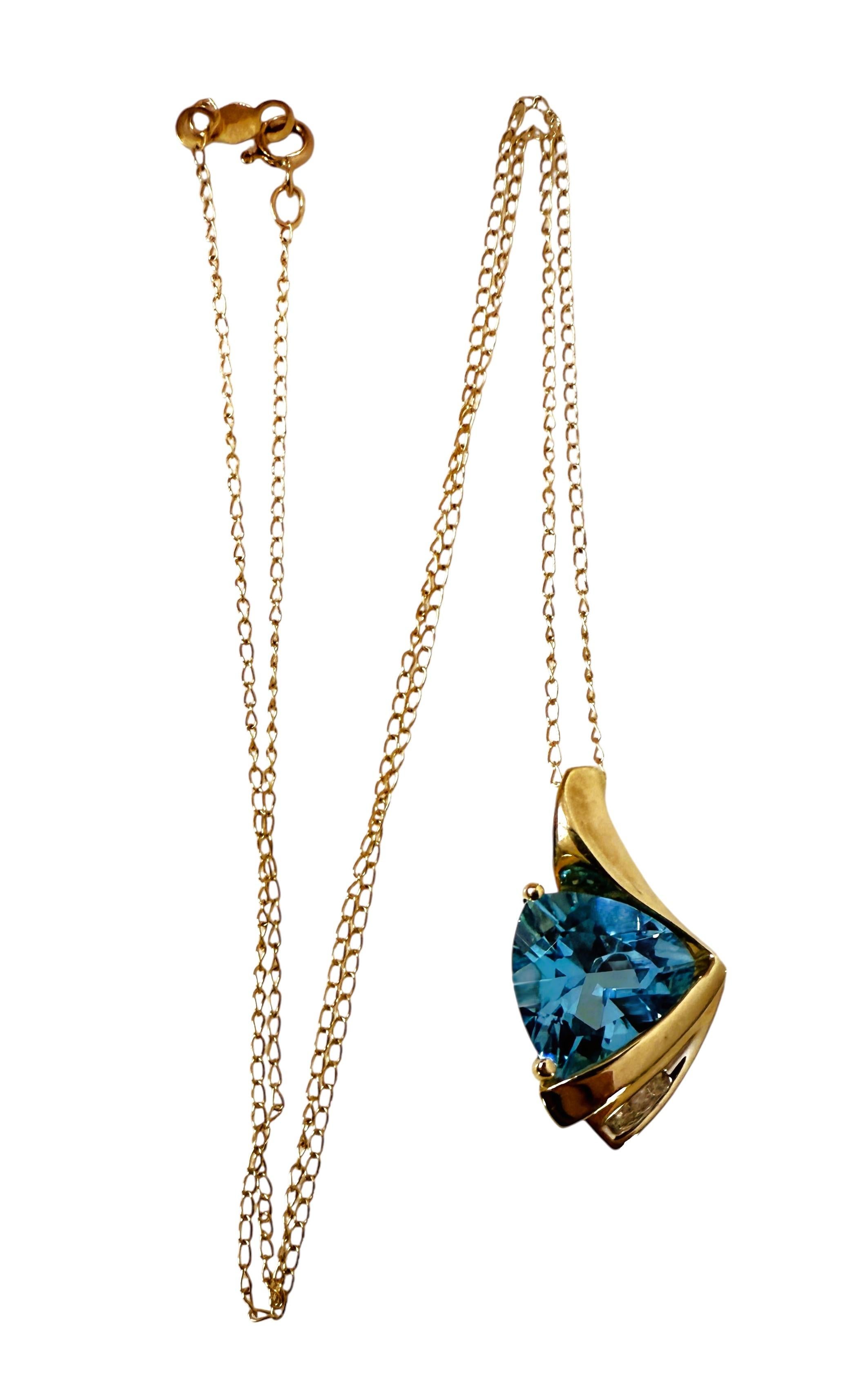 10k Gelbgold 3 Karat Blautopas mit Billionen-Schliff & Diamant-Anhänger Halskette im Zustand „Hervorragend“ im Angebot in Eagan, MN