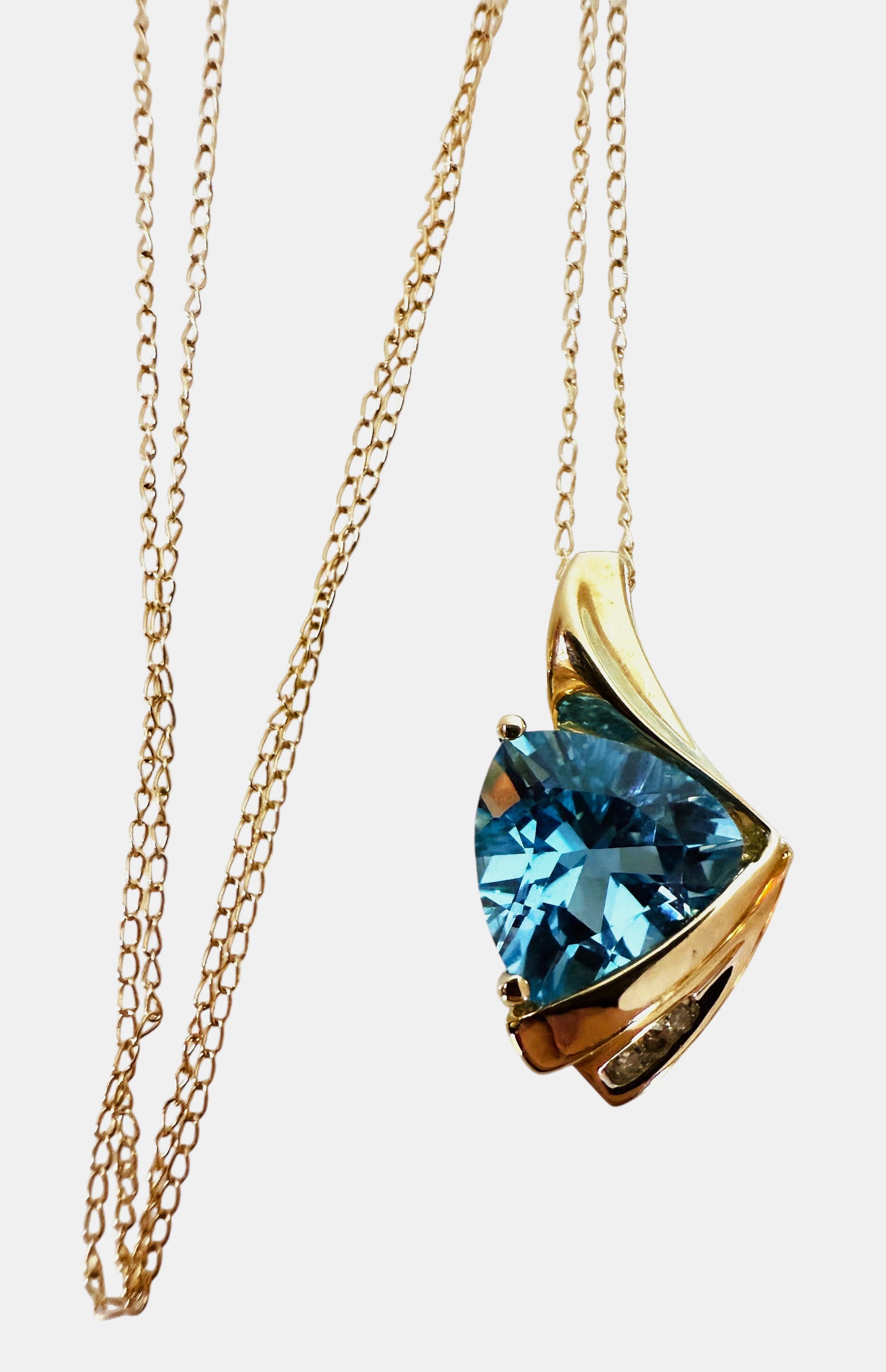 10k Gelbgold 3 Karat Blautopas mit Billionen-Schliff & Diamant-Anhänger Halskette Damen im Angebot