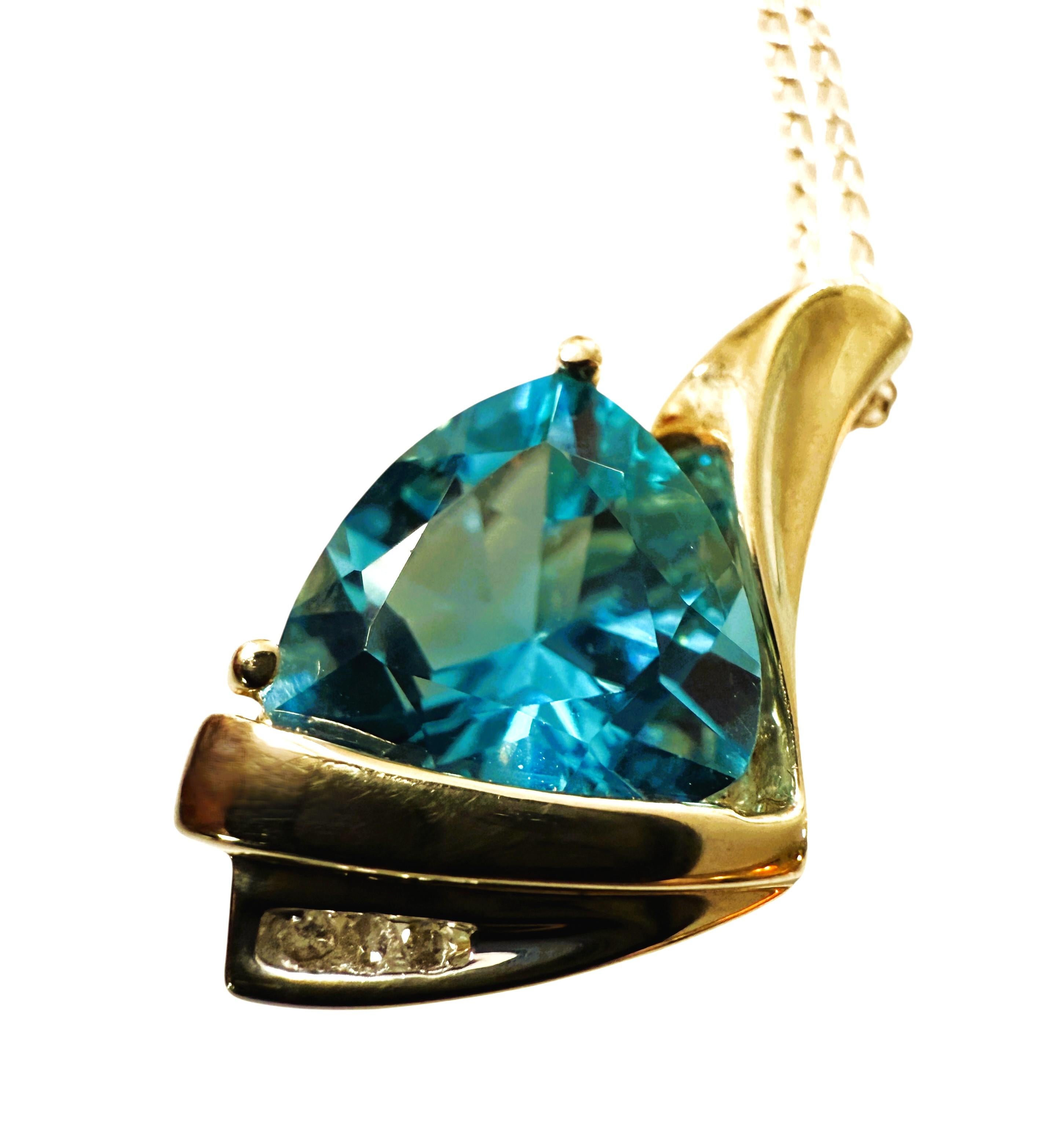 10k Gelbgold 3 Karat Blautopas mit Billionen-Schliff & Diamant-Anhänger Halskette im Angebot 2