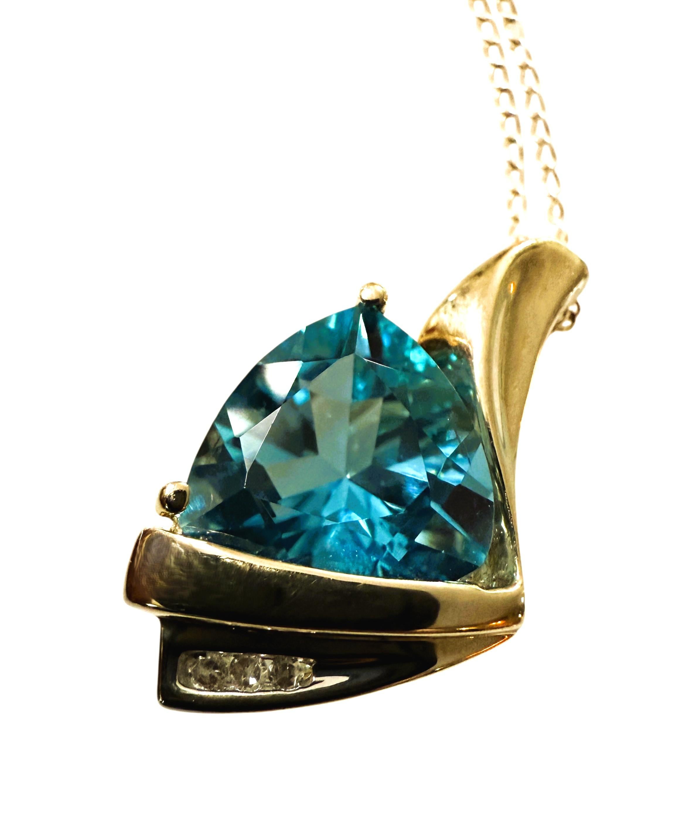 10k Gelbgold 3 Karat Blautopas mit Billionen-Schliff & Diamant-Anhänger Halskette im Angebot 3