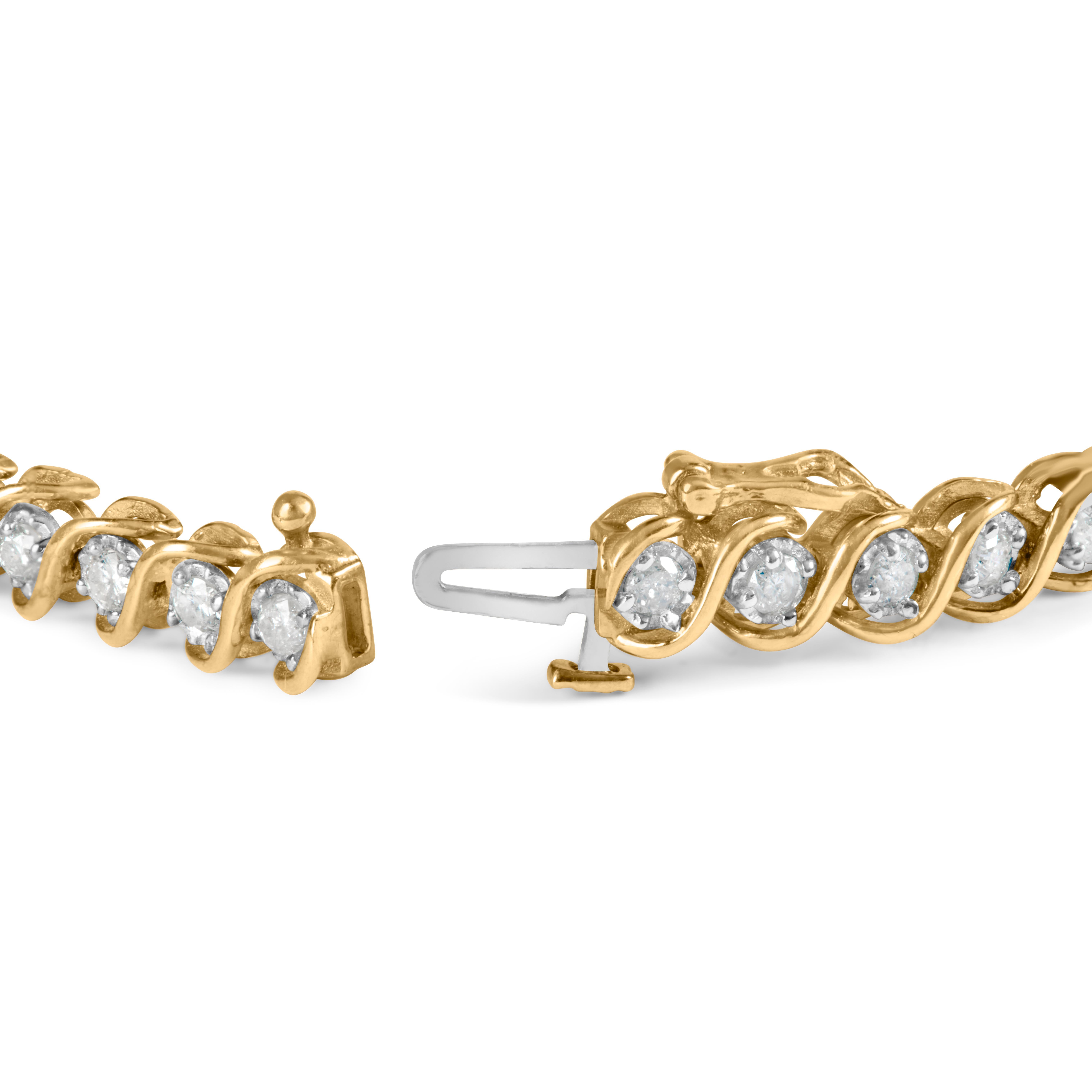 Laissez-vous séduire par l'allure envoûtante de notre exquis bracelet à maillons en spirale en or jaune 10K et diamants. Fabriquée avec la plus grande précision, cette pièce captivante témoigne de l'éclat de la pierre précieuse la plus convoitée de