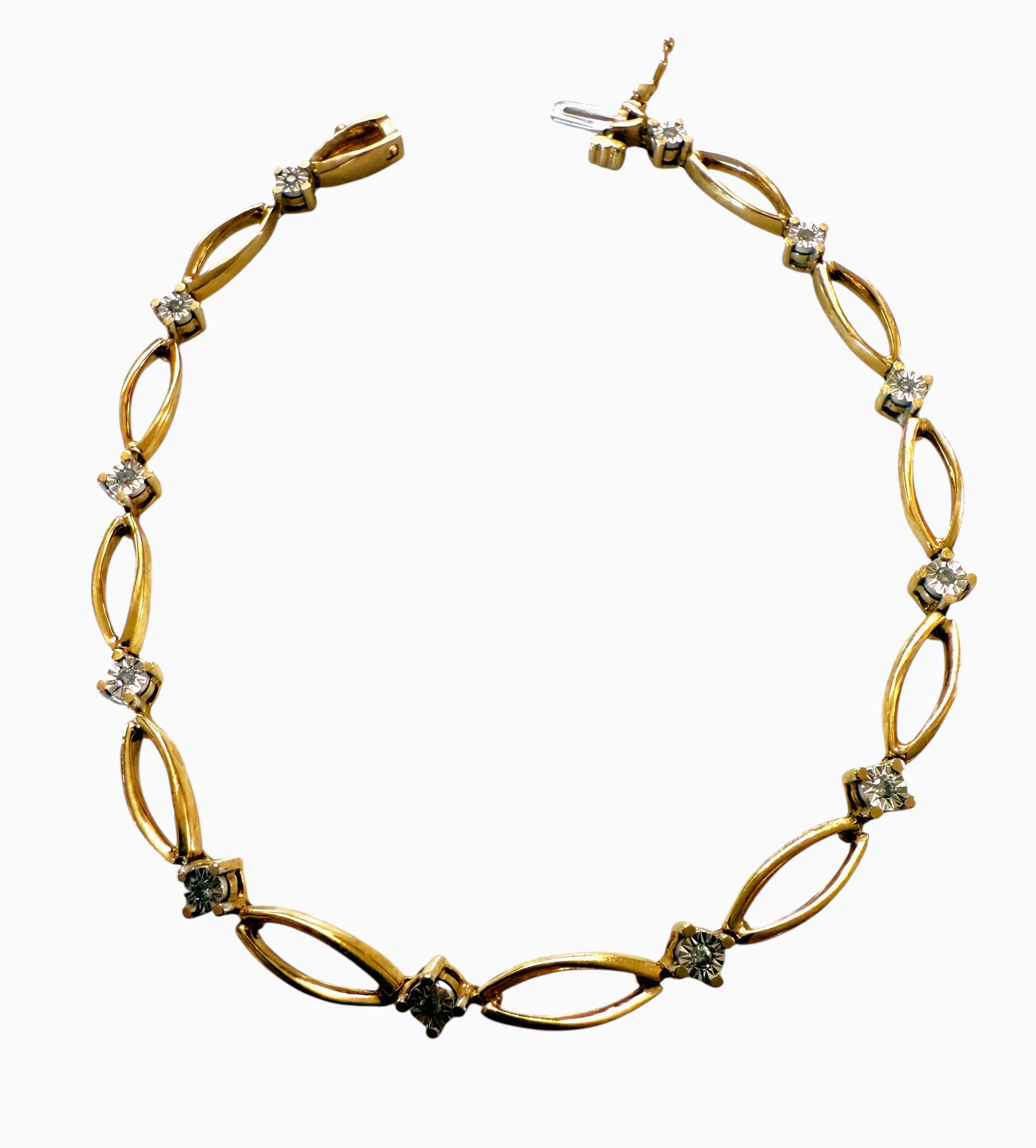 Questo è un bellissimo braccialetto elegante. Il bracciale è lungo 7,25 pollici e largo 2,5 mm.  Il bracciale è composto da 11 maglie e tra ogni maglia c'è un diamante taglio brillante di 2 mm, per un totale di 0,36 carati.  Ha una chiusura push