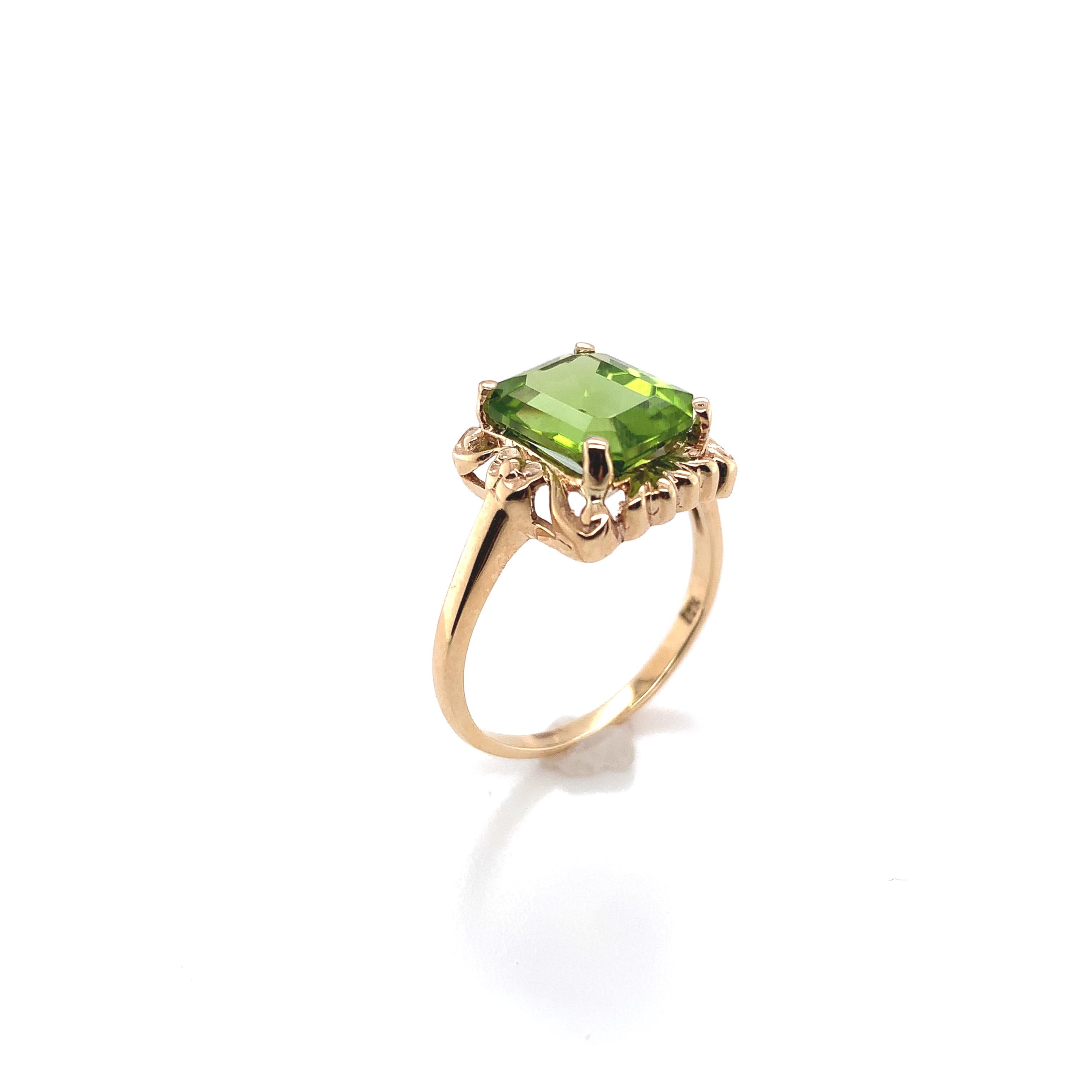 Emerald Cut 10K Yellow Gold 3.73 carat Peridot Ring For Sale