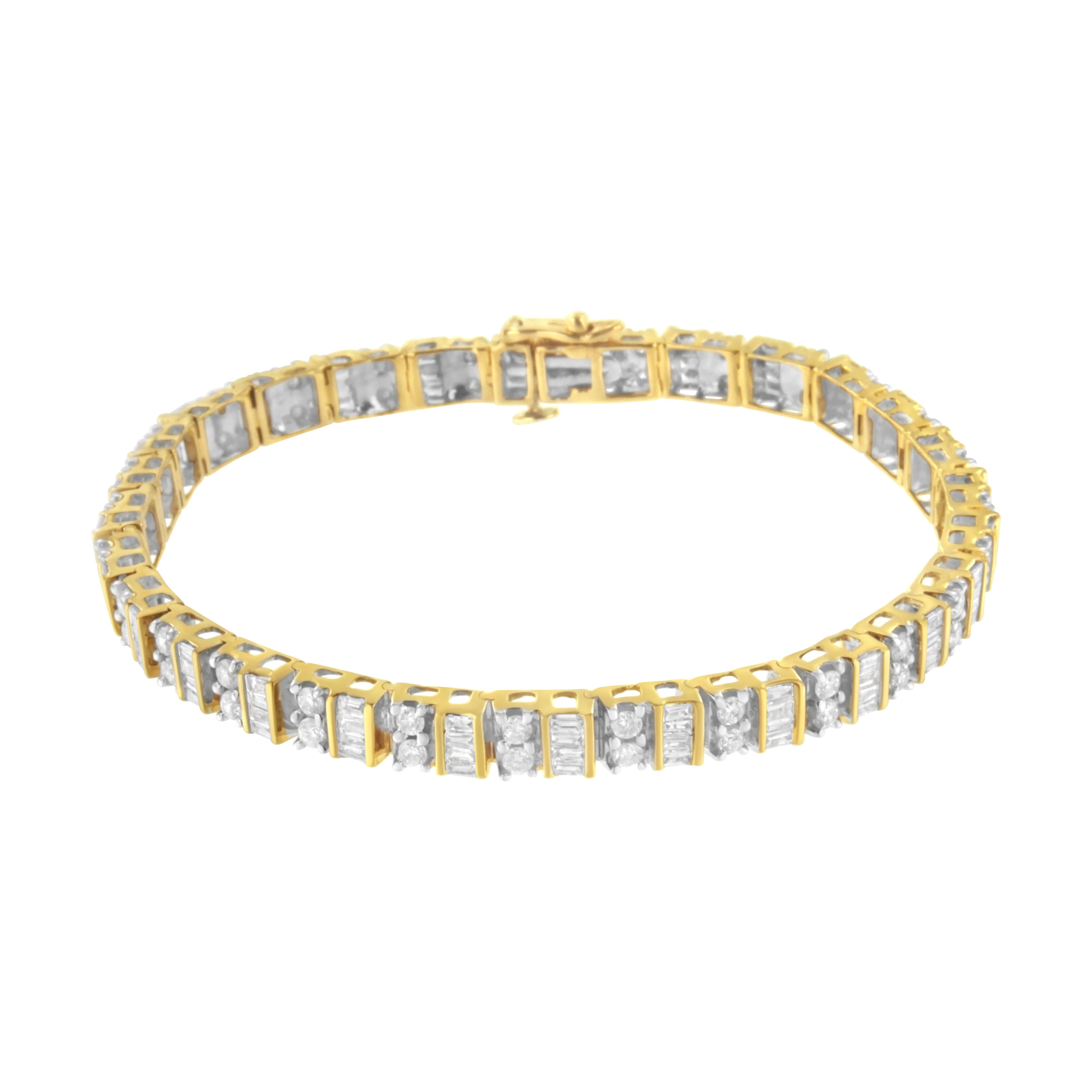 À la fois intemporel et élégant, ce bracelet de tennis en or jaune présente des bandes alternées de diamants baguettes et ronds. Qu'il s'agisse d'un anniversaire ou d'une fête, cette pièce constitue une merveilleuse surprise pour quelqu'un de très