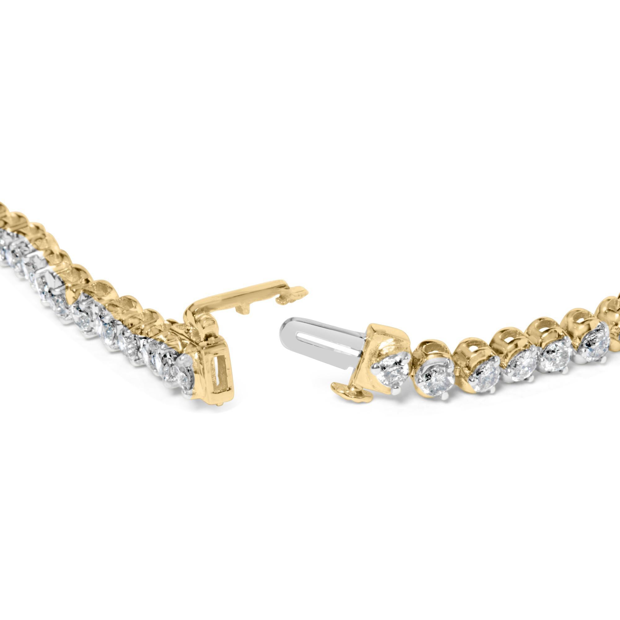 Exquisita en artesanía y radiante en diseño, esta pulsera revive la elegancia atemporal del estilo tenis impregnada de grandeza moderna. Fabricada en brillante oro amarillo de 10 quilates, la pulsera está engastada con una deslumbrante variedad de