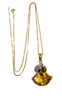 10k Gelbgold 4,5 Karat Trillion Cut Citrin & Diamant-Anhänger auf 14k Kette
