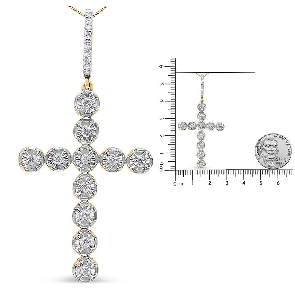 Taille ronde Collier pendentif pour hommes en or jaune 10 carats avec grappes de diamants ronds de 5/8 carats en vente