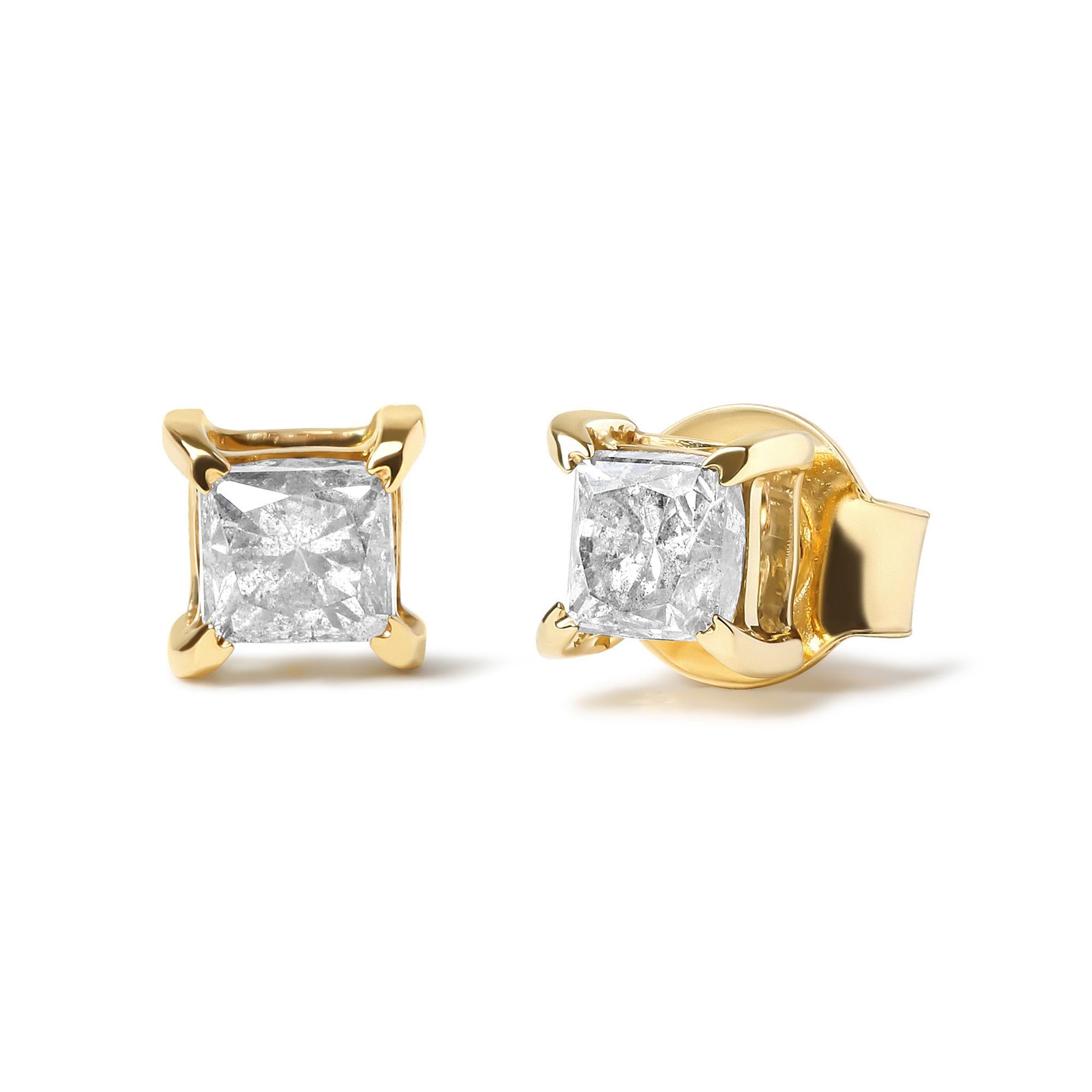 Découvrez l'élégance intemporelle de ces boucles d'oreilles solitaires en or jaune 10 carats. Chaque boucle d'oreille renferme un diamant naturel de taille princesse, d'une valeur totale de 5/8 carat, dans une monture sécurisée à quatre griffes qui