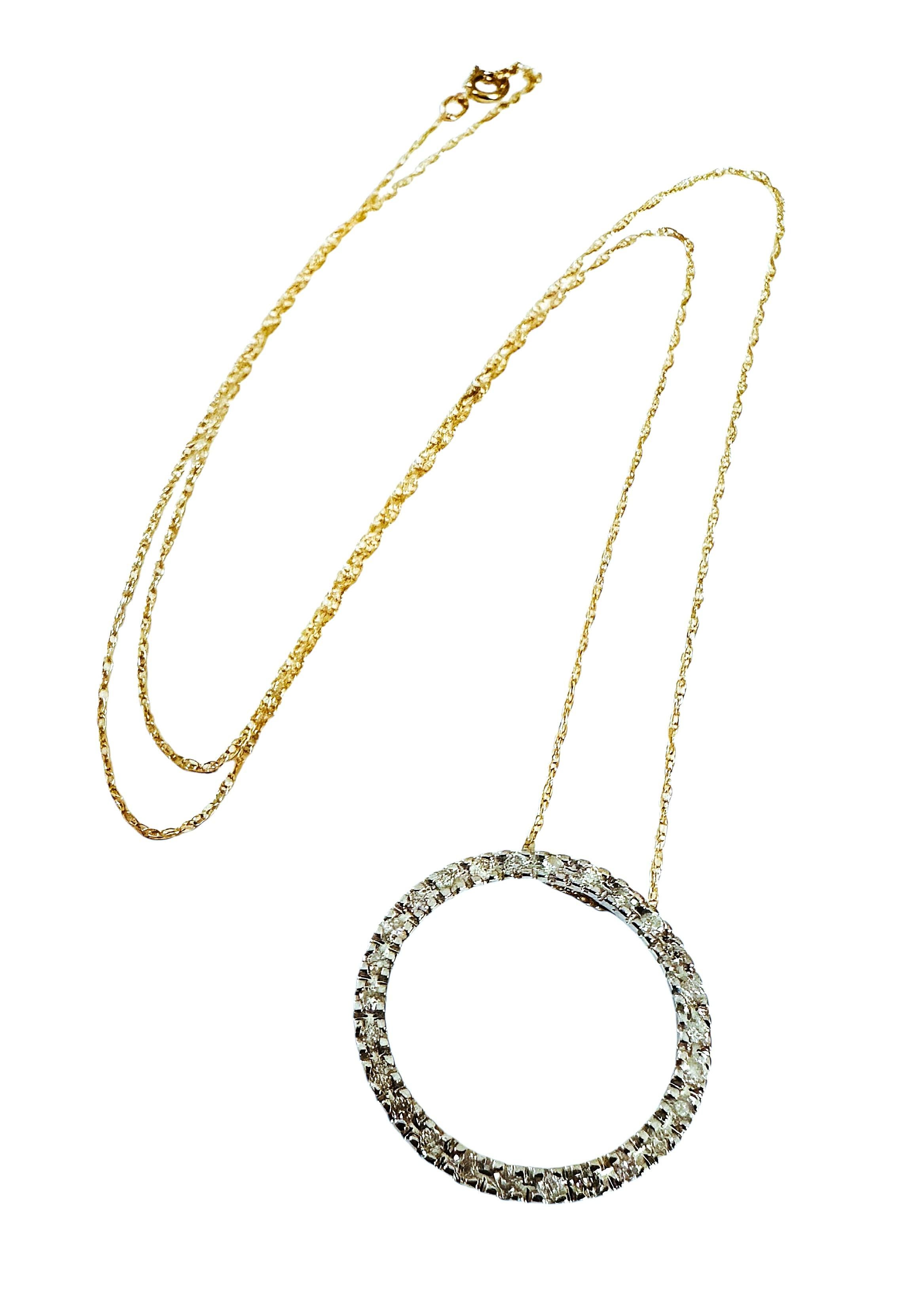 C'est un très joli collier.  Un modèle que vous pouvez porter en toute occasion ou tous les jours.  Il s'agit d'un produit d'occasion, mais comme neuf.  Il a été très bien entretenu.  Le pendentif comporte 26 diamants de 1,70 mm totalisant 0,52
