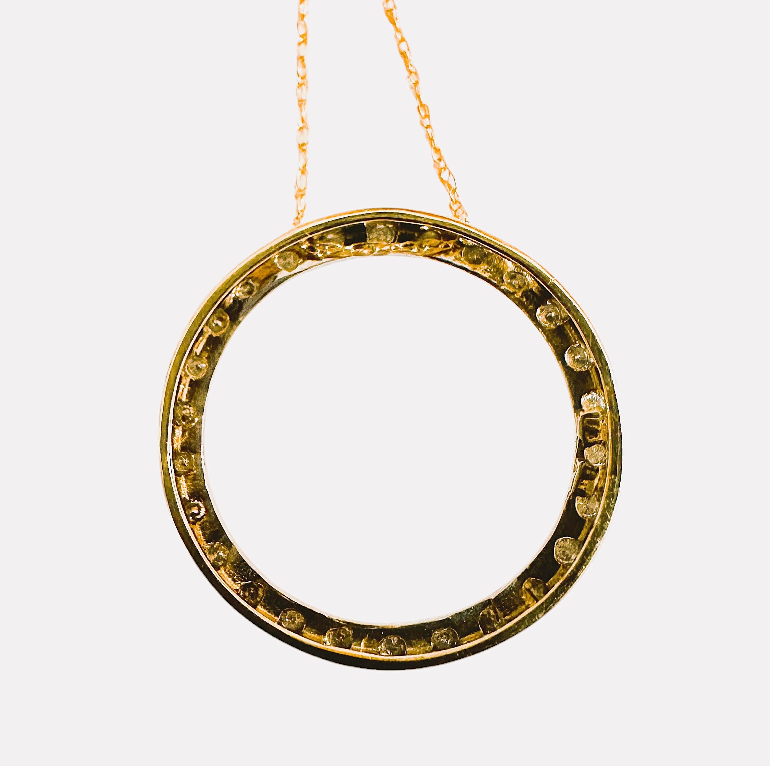Collier en or jaune 10k à pendentif circulaire en diamant de 0,52 carat - Hallmarked Excellent état - En vente à Eagan, MN