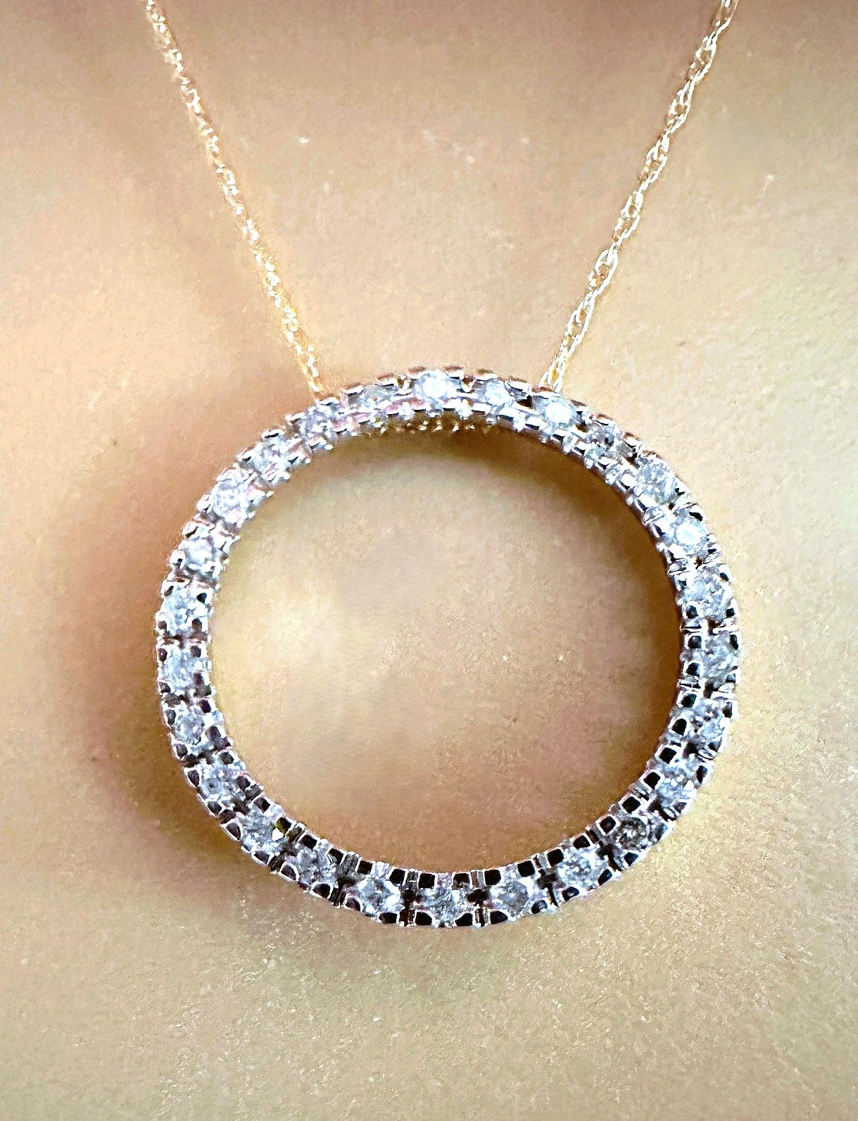 Collier en or jaune 10k à pendentif circulaire en diamant de 0,52 carat - Hallmarked Pour femmes en vente
