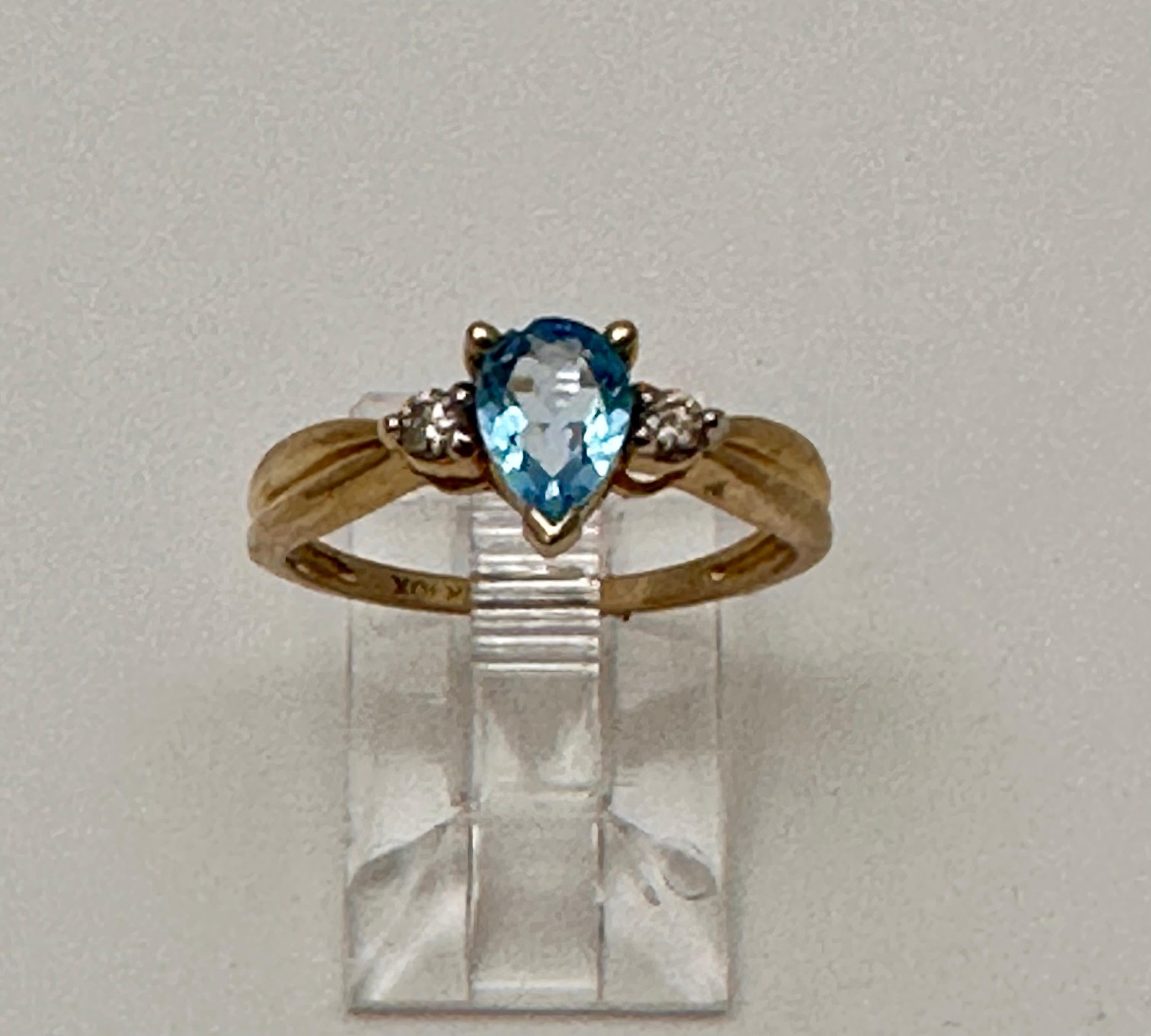 Modern 10k Yellow Gold 5mm x 7mm Pear Blue Topaz 2 Round Diamond Ring Size 7 For Sale