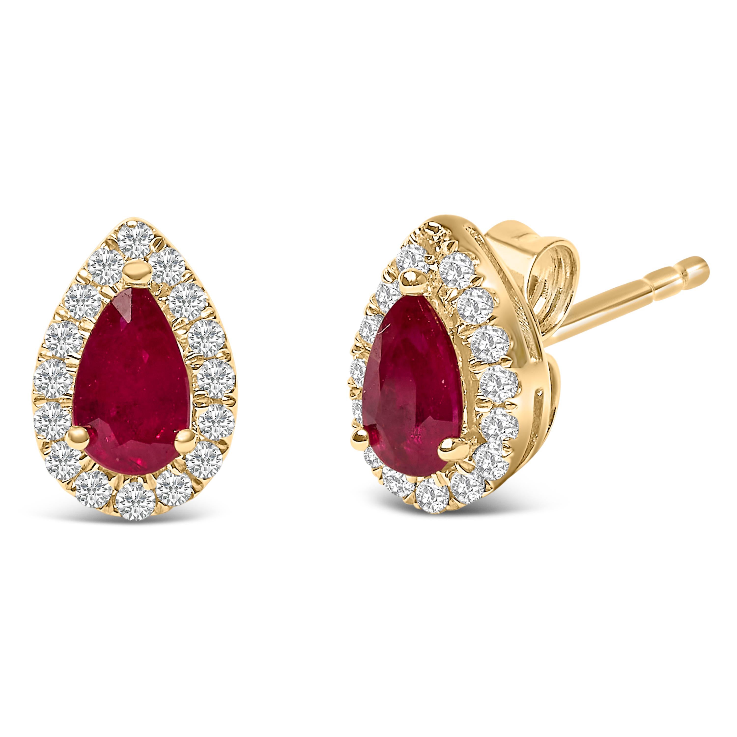 Drapez vos oreilles de l'opulence de ces boucles d'oreilles en or jaune 10 carats, chacune centrée sur un rubis naturel envoûtant de 5x3 mm taillé en poire. Non traitée pour plus d'authenticité, la teinte rouge profond du rubis rayonne d'une