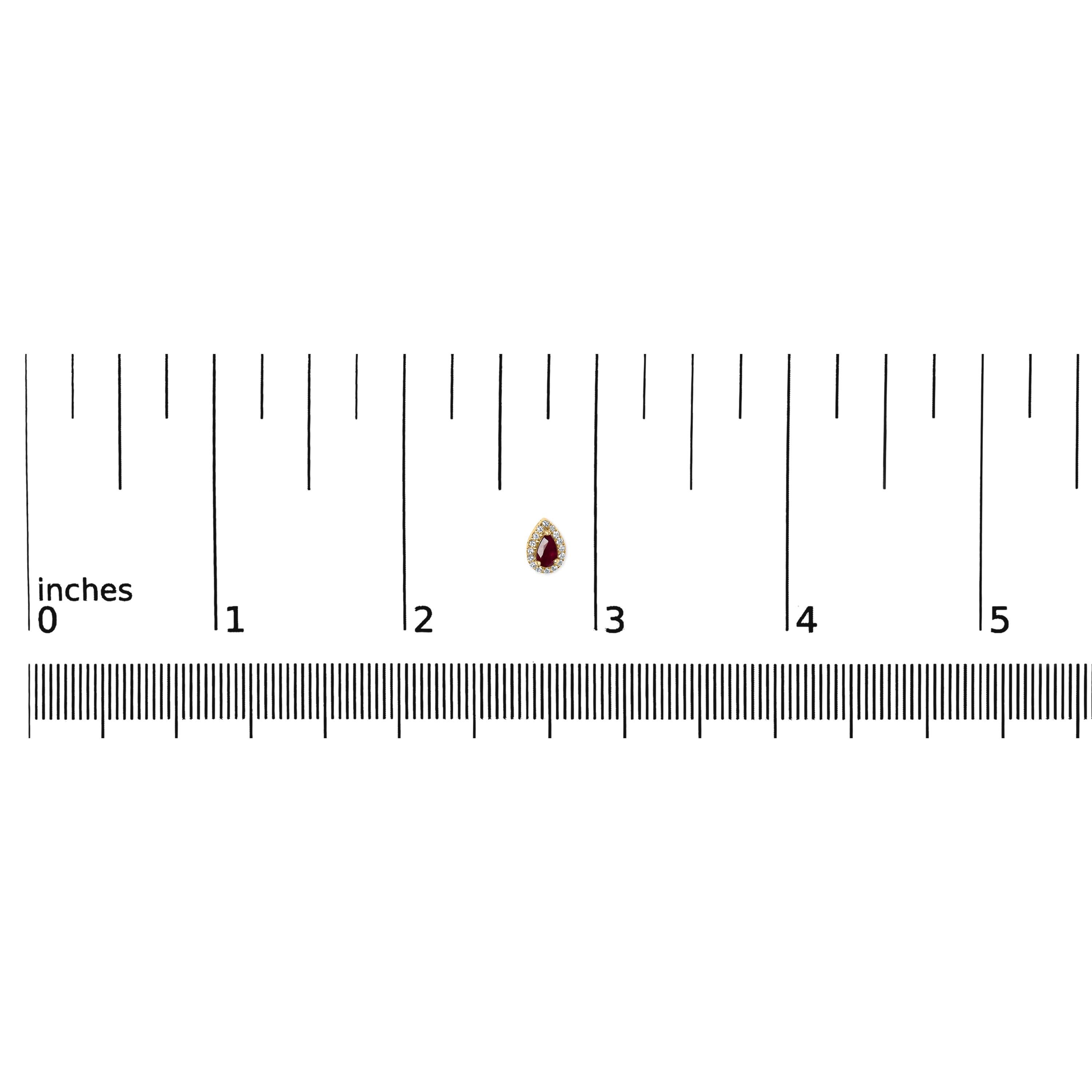 Taille ronde Clous d'oreilles en or jaune 10 carats, rubis 5 x 3 mm et diamants 1/7 carats en vente