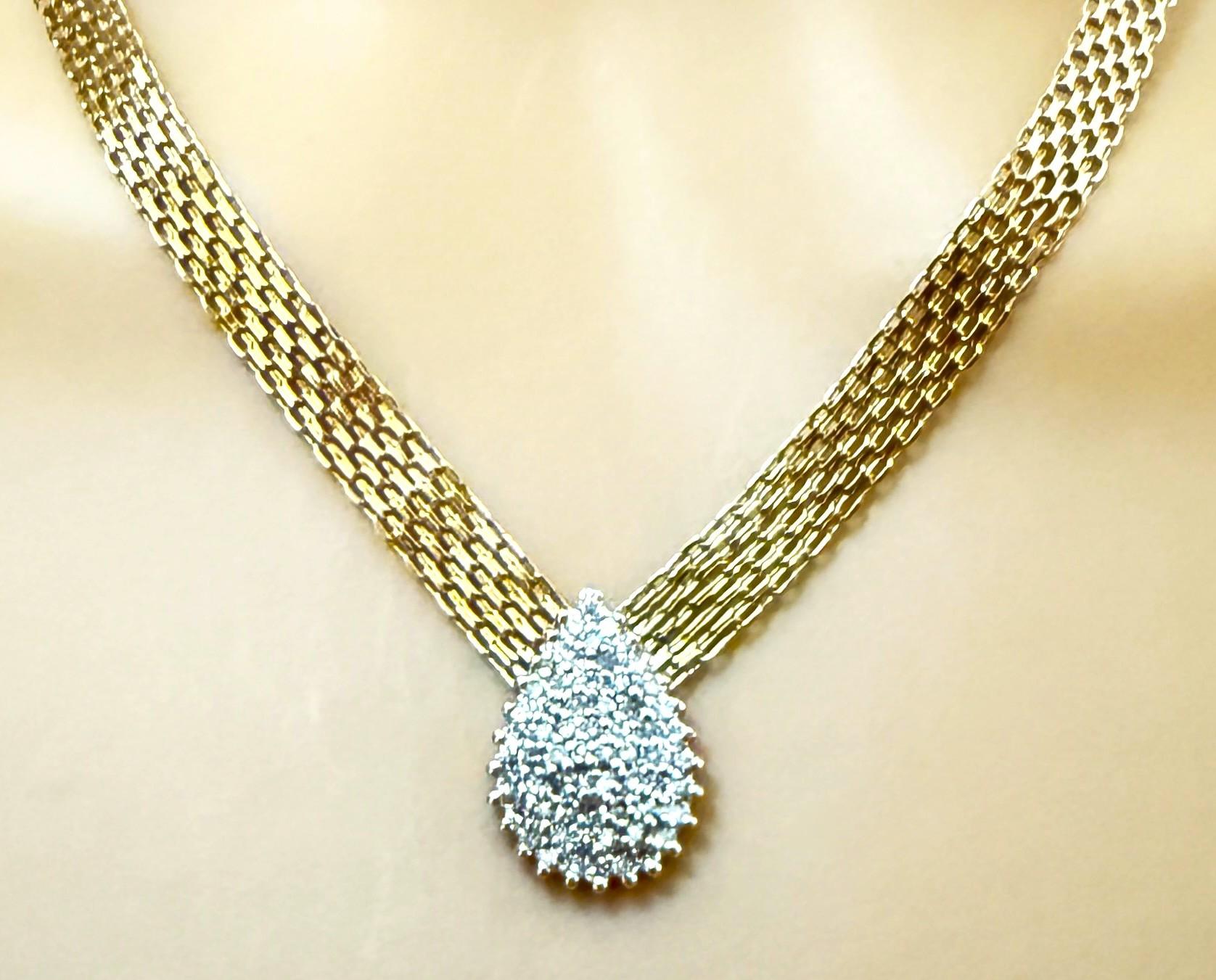 Das ist eine wunderschöne Halskette.  Sie hat 61  1,3 mm große Diamanten im Brillantschliff auf dem birnenförmigen Anhänger.  Insgesamt haben sie einen Wert von 61 Karat.  Der Anhänger ist an einem schönen 10k Gelbgold Mesh-Kette, die 16 Zoll lang
