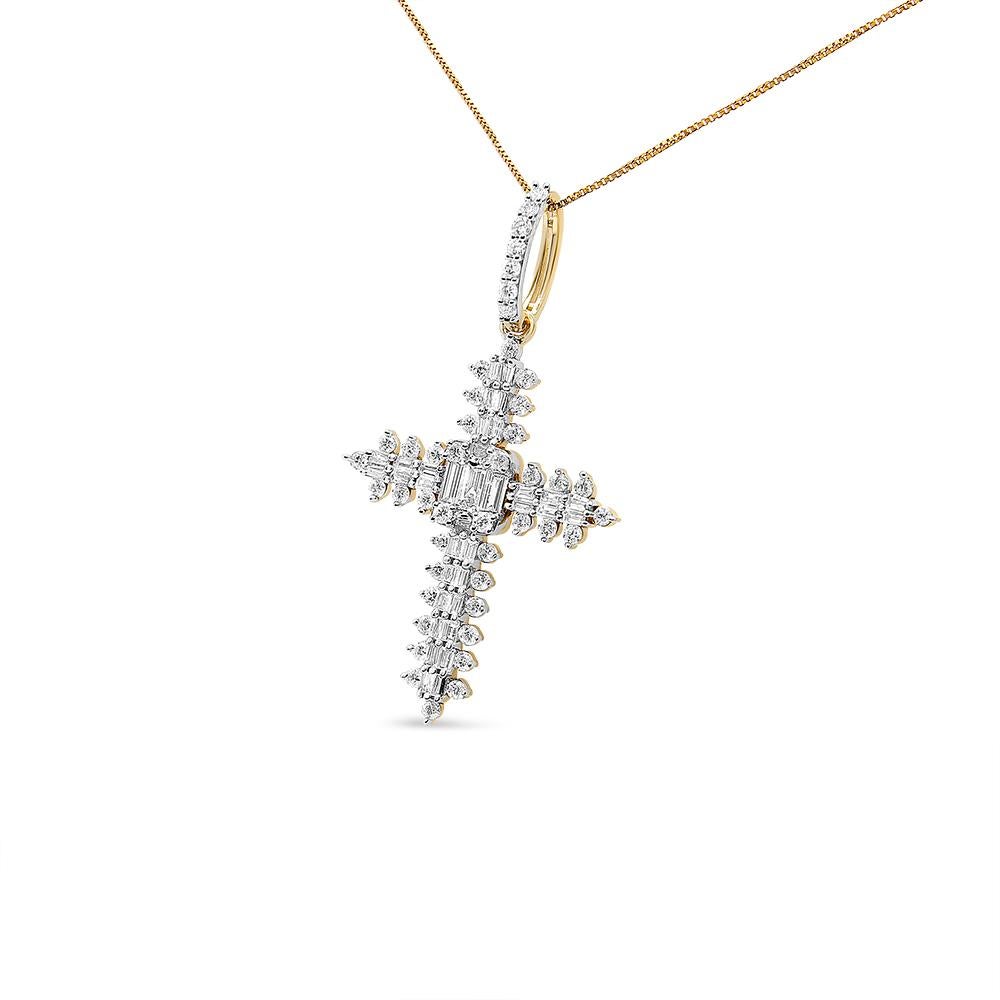 Embrassez votre foi avec ce collier pendentif croix en diamant étincelant pour hommes qui symbolise la lumière et la bonté. Une présentation spectaculaire de diamants ronds et baguettes dans des sertissages à griffes enflamme ce pendentif d'une
