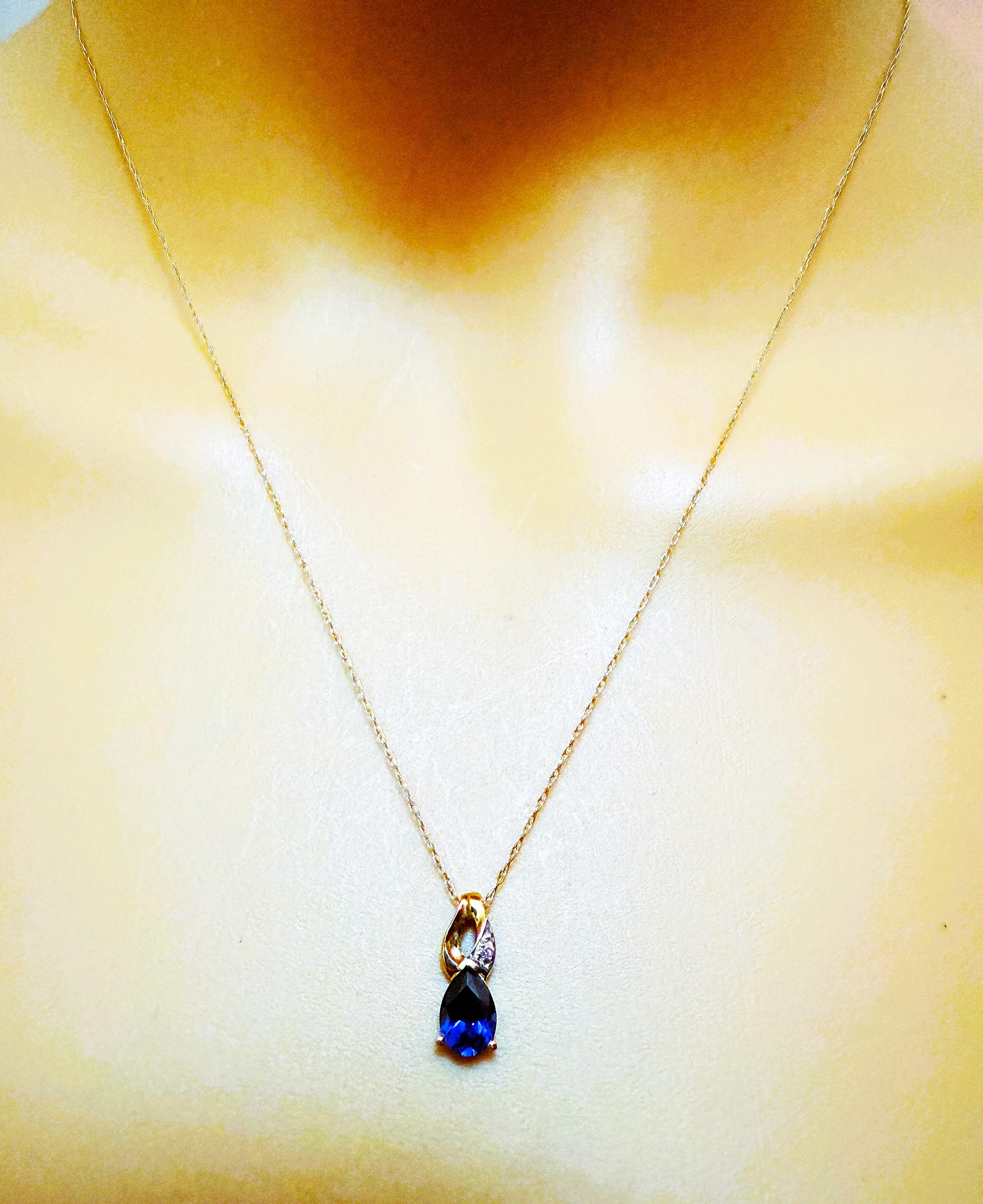Ce collier est tout simplement délicat et magnifique.  La pierre est en forme de poire, mesure 7 x 5 mm et pèse 0,71 carat.  Il est serti dans une magnifique monture en or 10k qui comporte un diamant de 1,5 mm taillé en brillant au sommet de la
