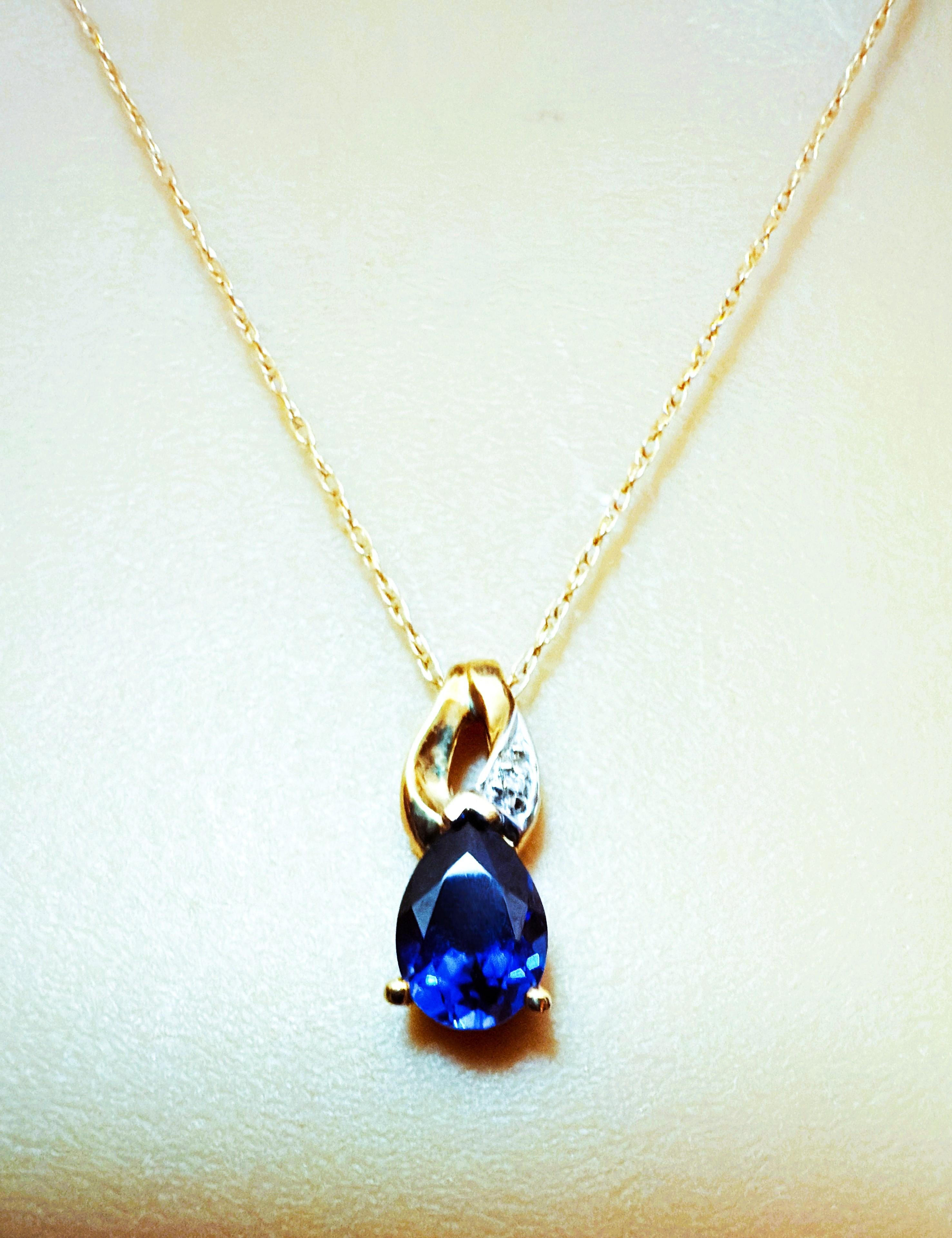 Art déco Collier en or jaune 10k avec pendentif saphir bleu et diamant taille brillant de 0,71 carat en vente