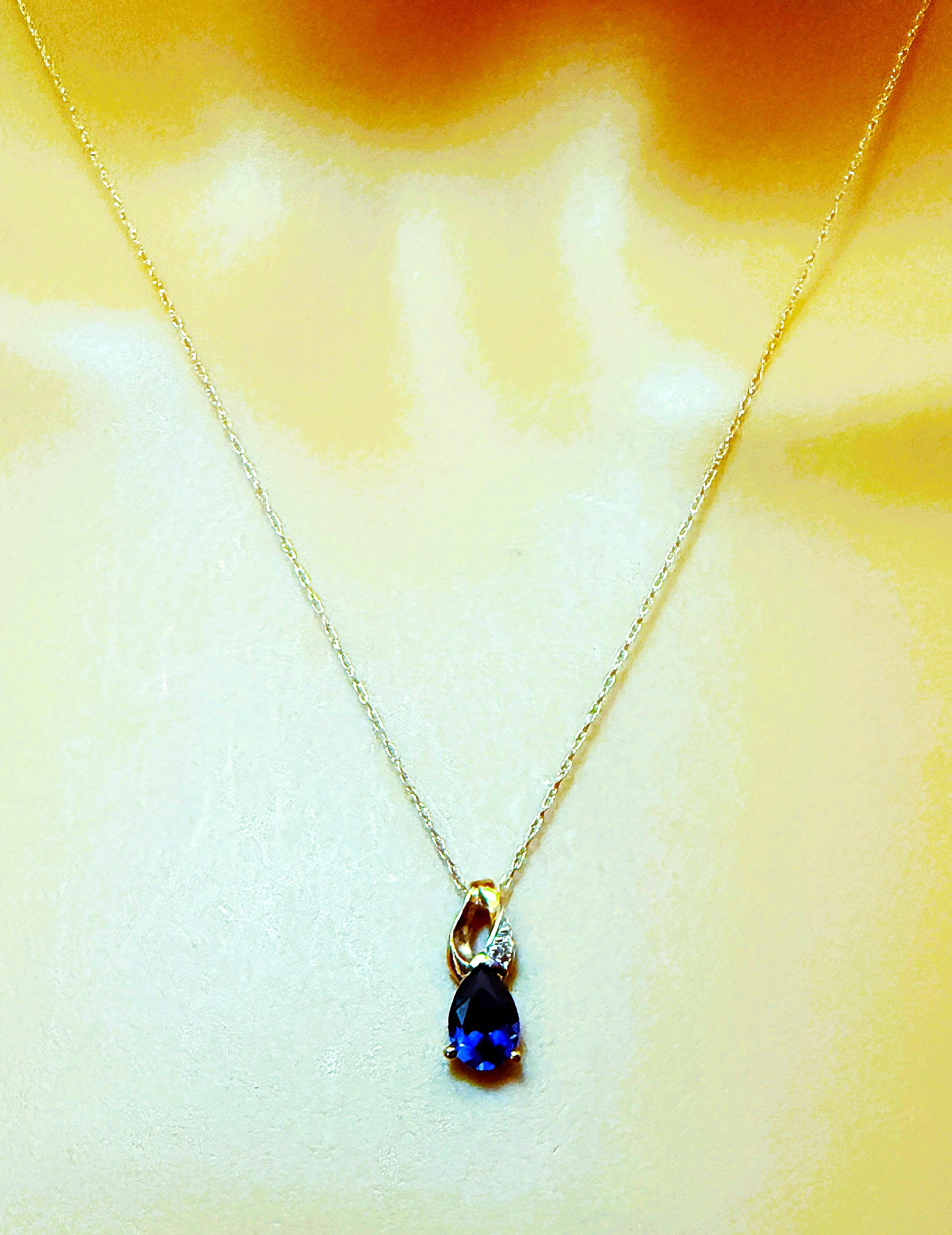 Taille poire Collier en or jaune 10k avec pendentif saphir bleu et diamant taille brillant de 0,71 carat en vente
