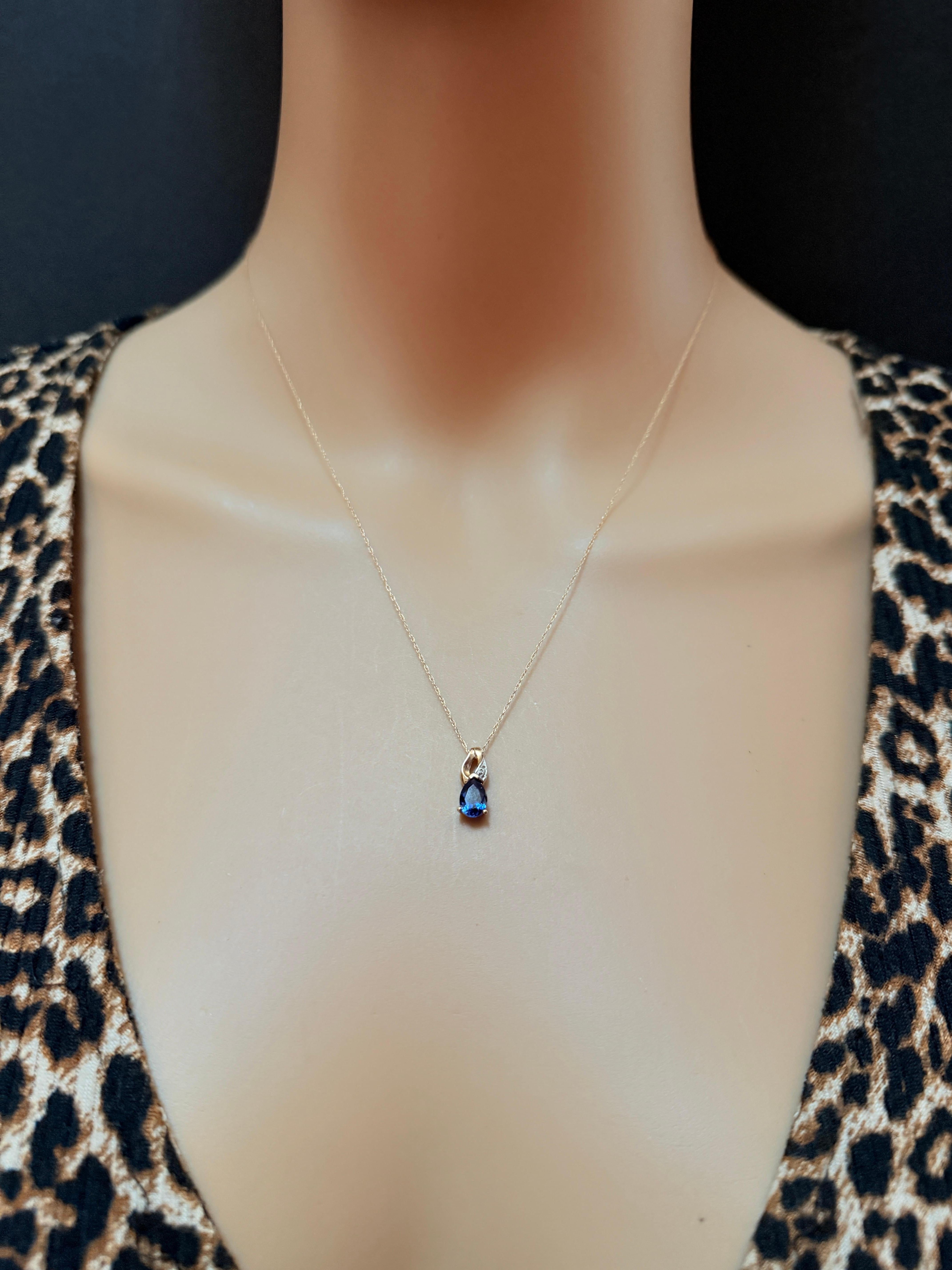 Collier en or jaune 10k avec pendentif saphir bleu et diamant taille brillant de 0,71 carat Excellent état - En vente à Eagan, MN