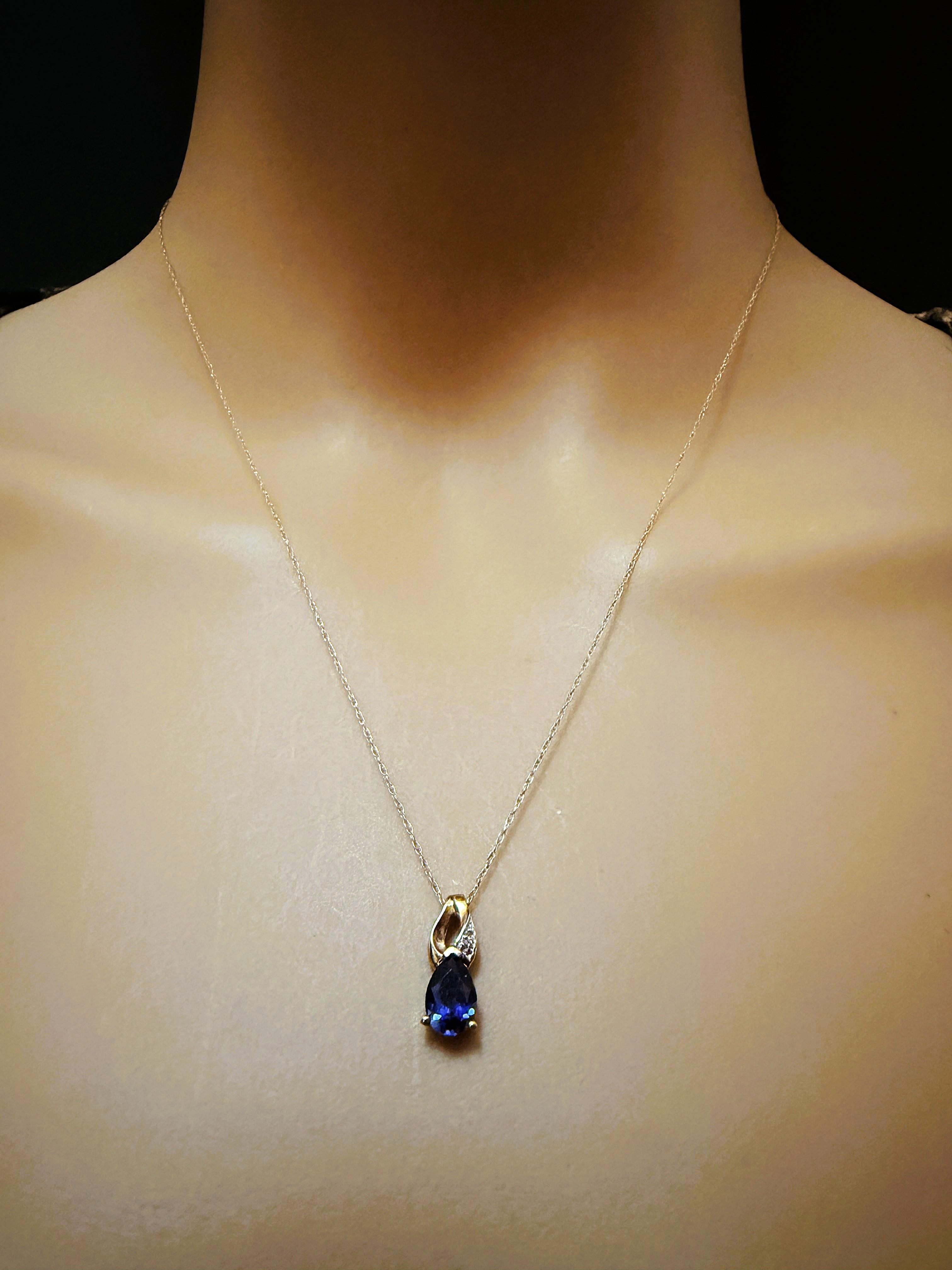 Collier en or jaune 10k avec pendentif saphir bleu et diamant taille brillant de 0,71 carat Pour femmes en vente