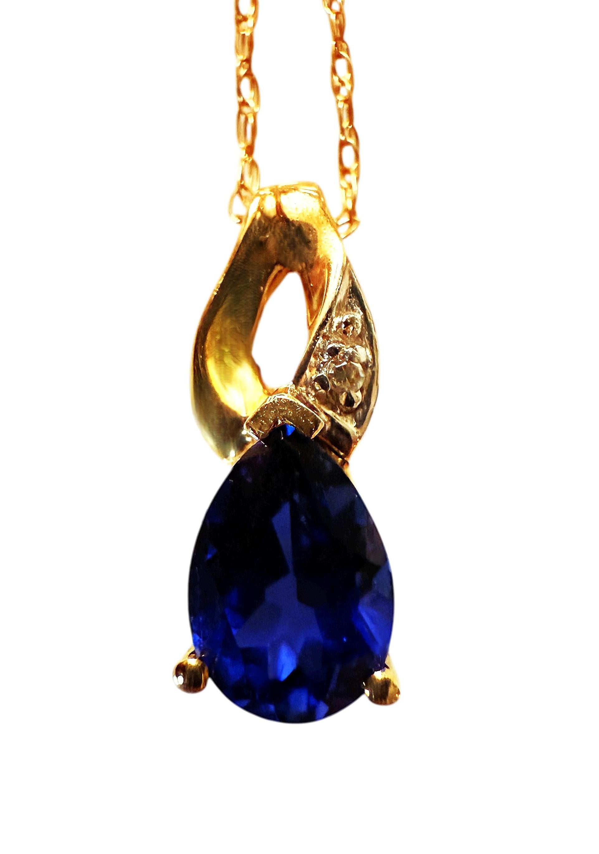Collier en or jaune 10k avec pendentif saphir bleu et diamant taille brillant de 0,71 carat en vente 2