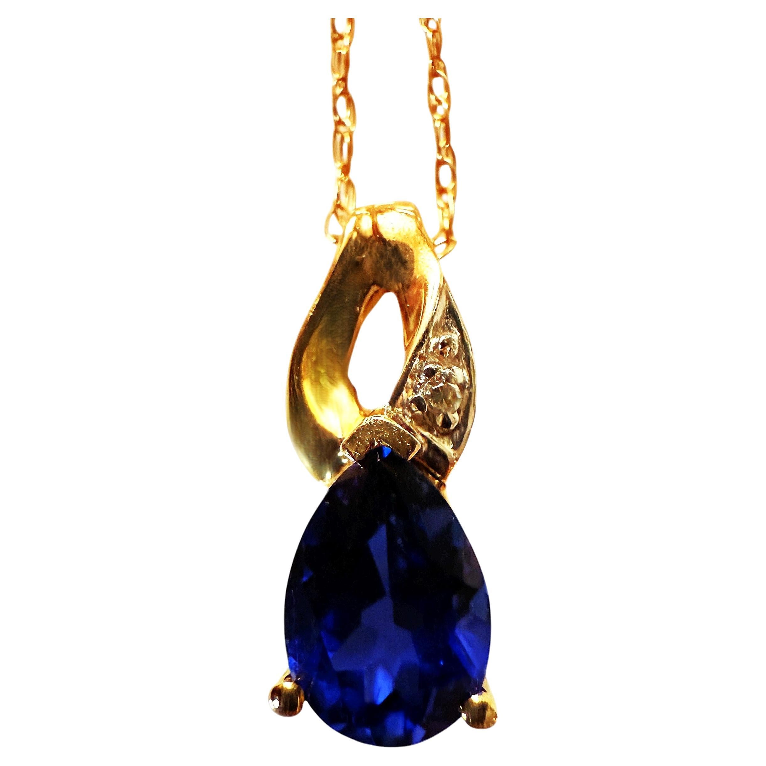 Collier en or jaune 10k avec pendentif saphir bleu et diamant taille brillant de 0,71 carat