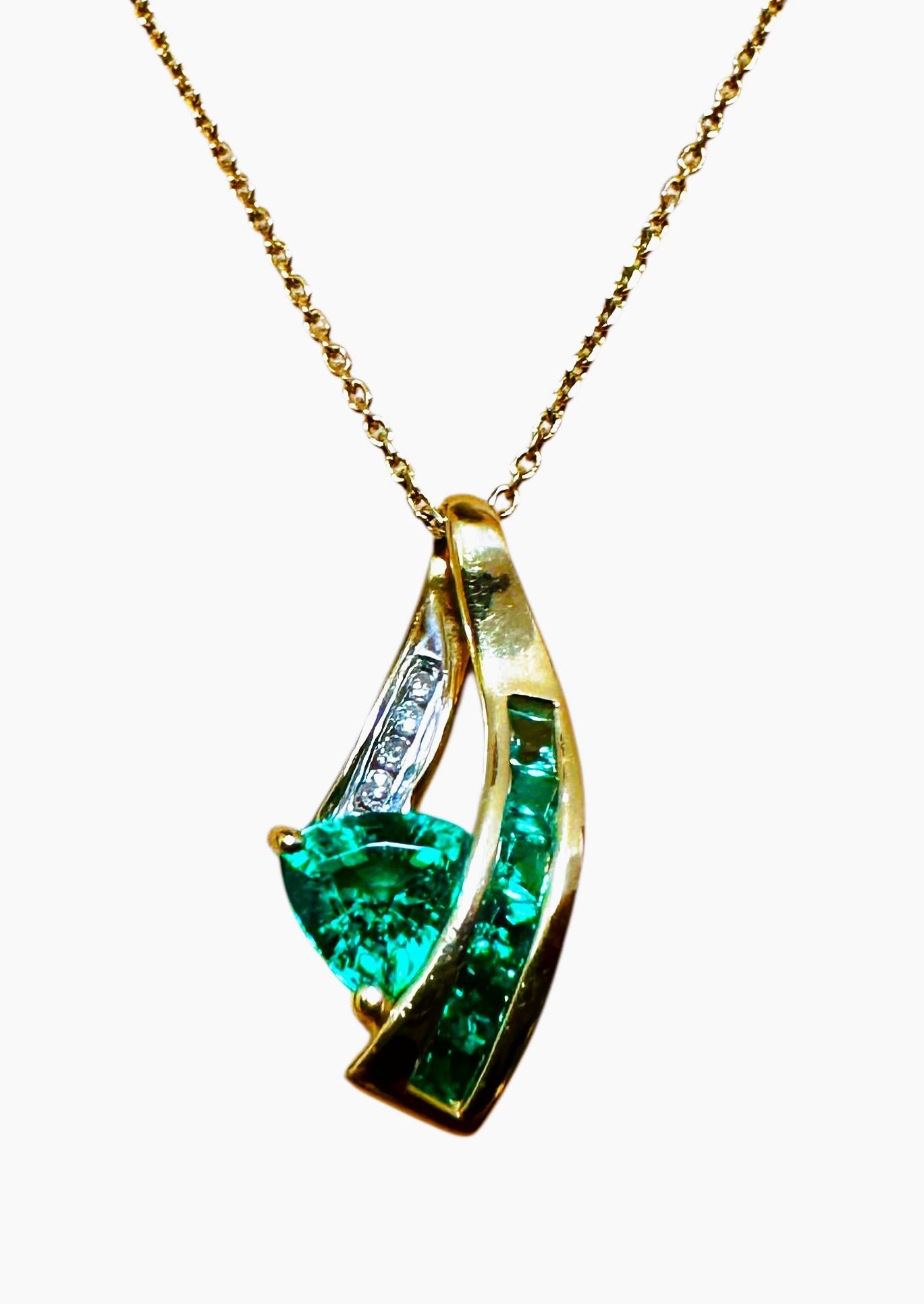 Art déco 10K Yellow Gold .80 Carat Emerald & .04 Carat Diamond Necklace Pendant en vente