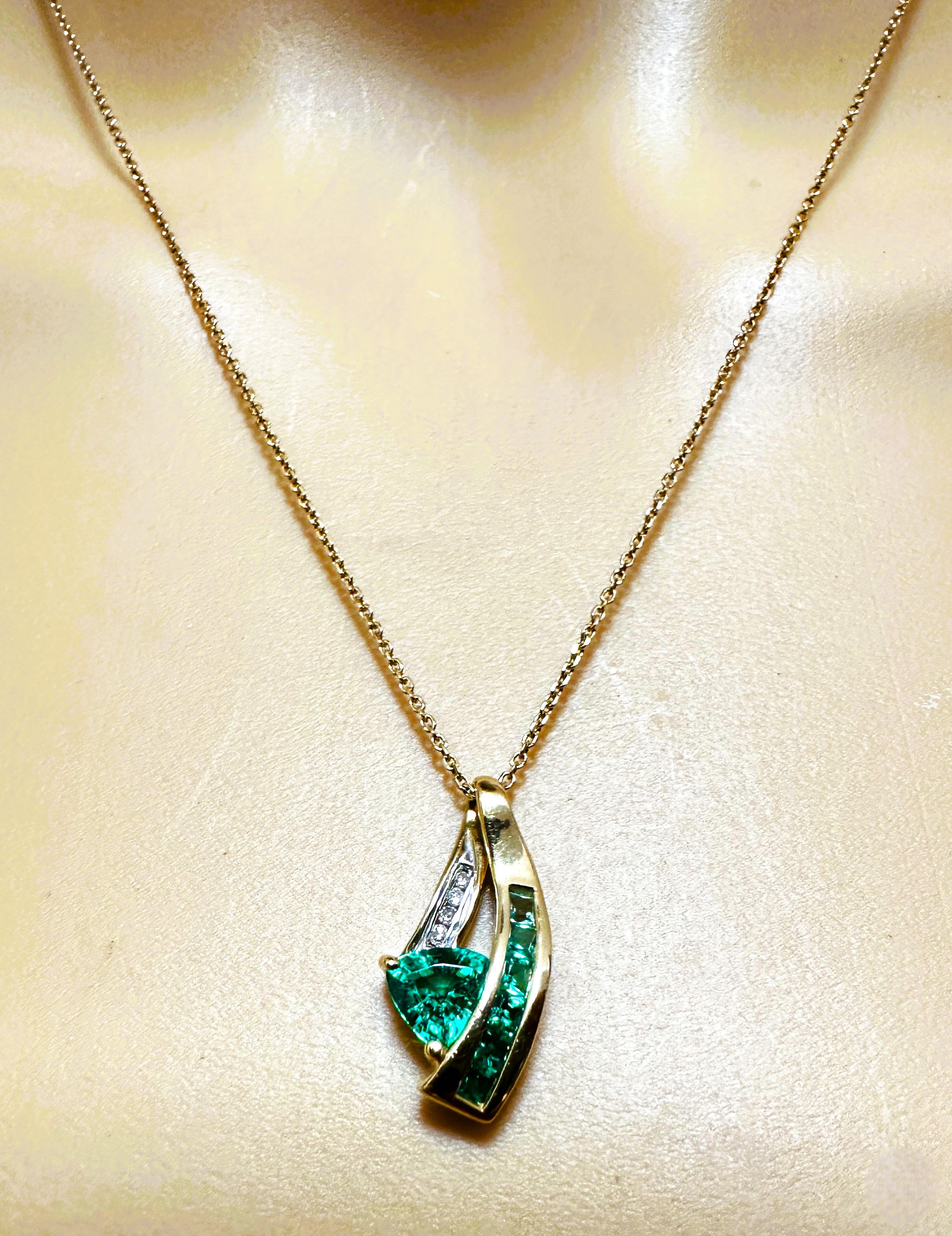 Taille trillion 10K Yellow Gold .80 Carat Emerald & .04 Carat Diamond Necklace Pendant en vente